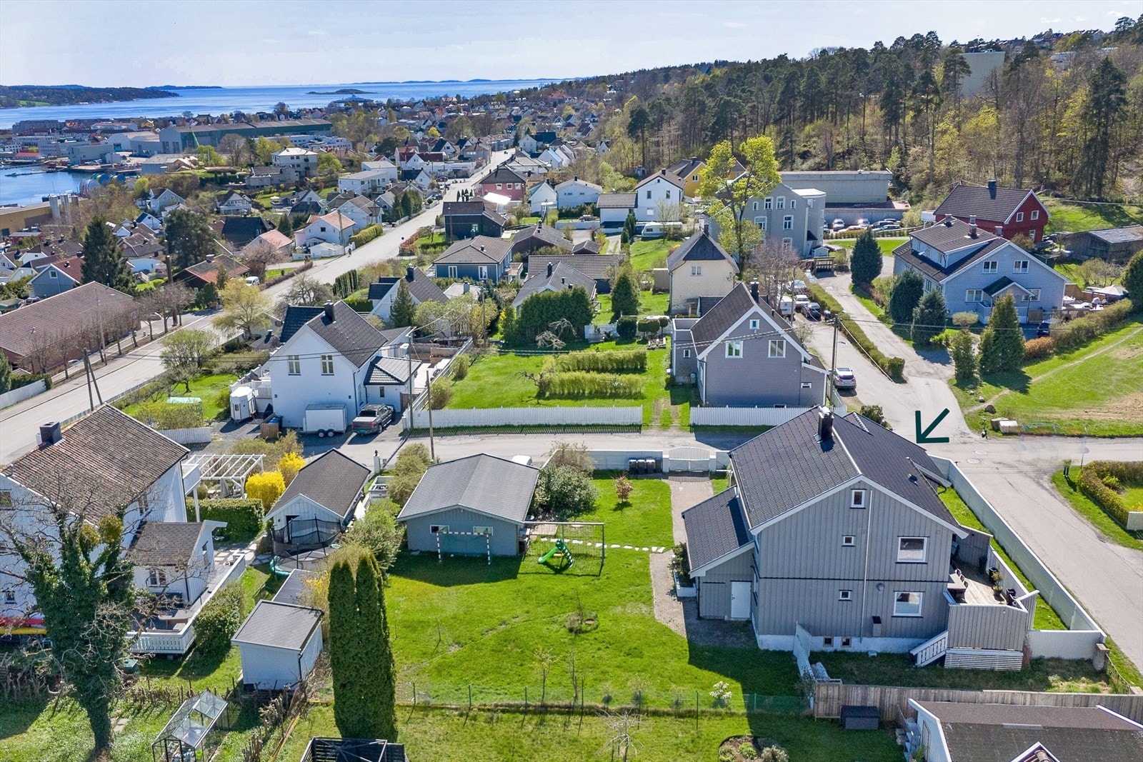 Fra parkering i dobbelgarasje er det enkel adkomst til eiendommen via port Galleribilde