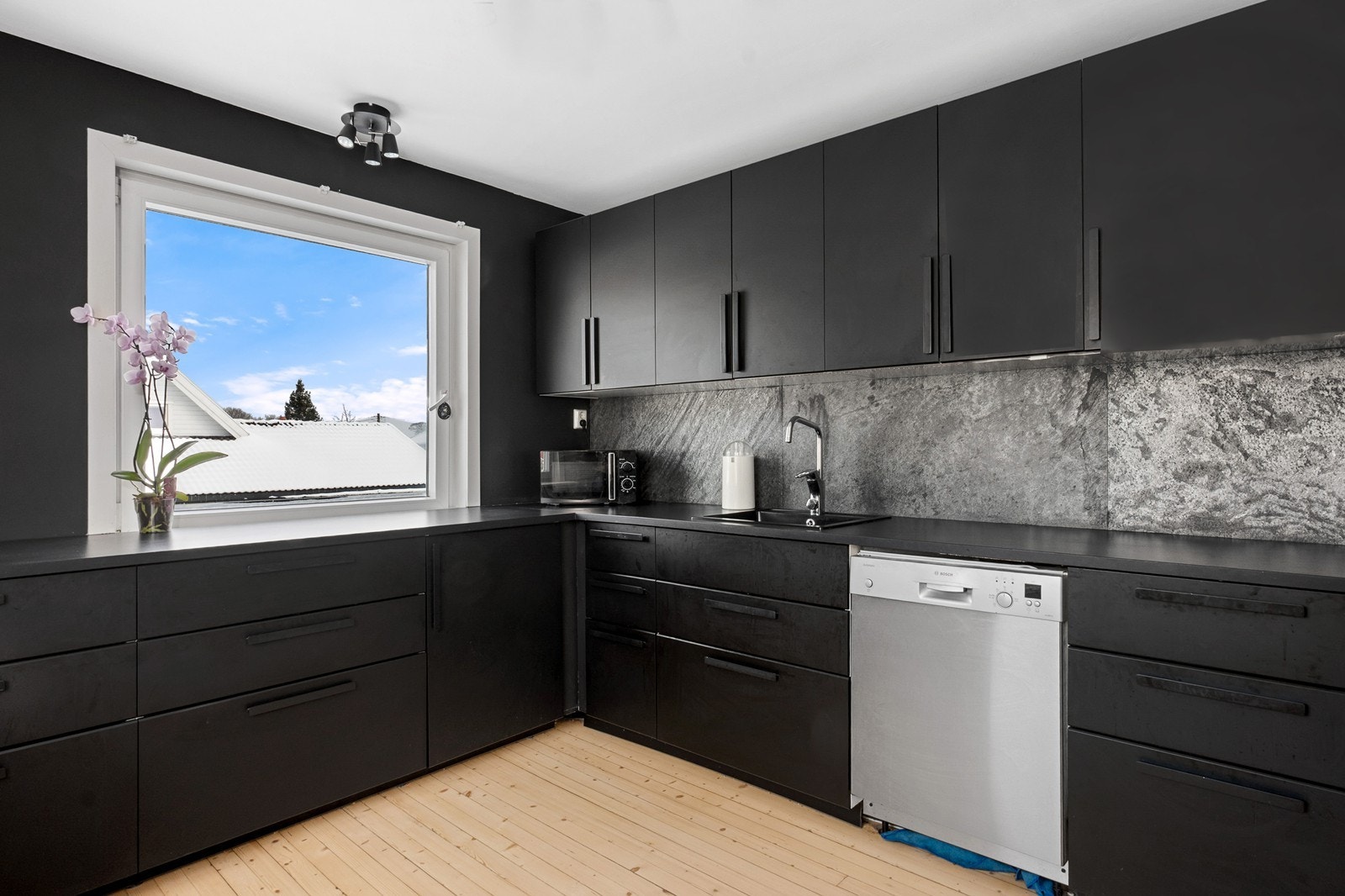 Mellom over- og underskap er det store fliser og to store vinduer gir rikelig med naturlig lys. Galleribilde