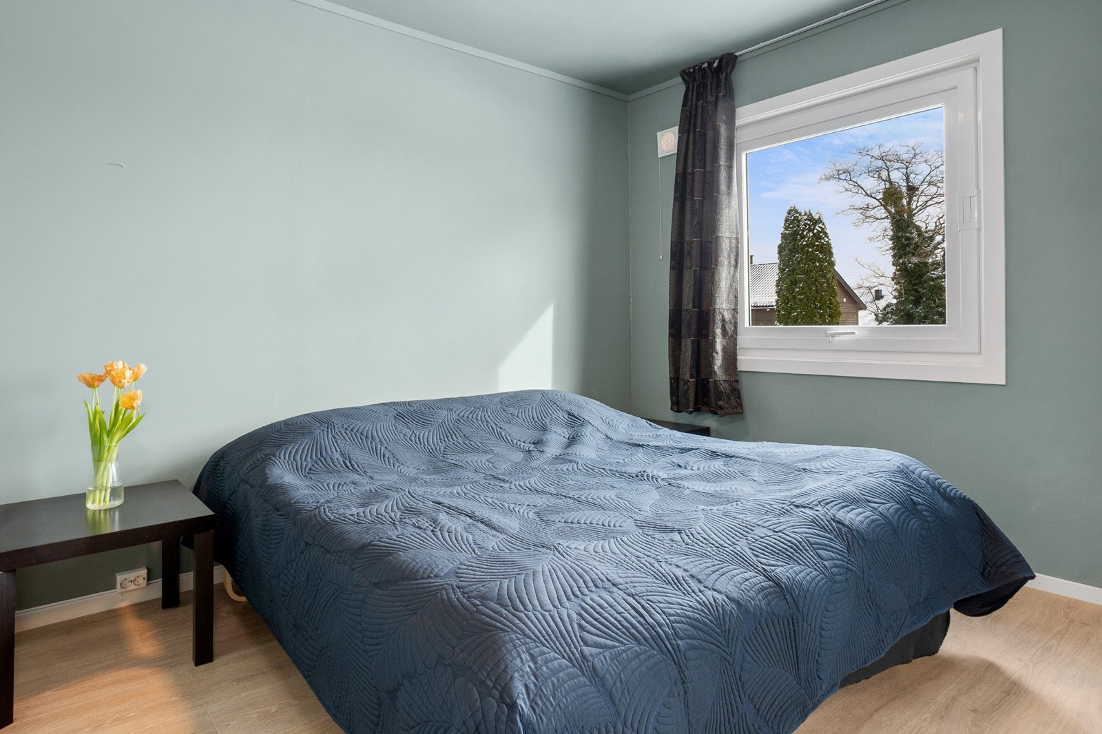 Det er to soverom i 2. etasje, begge med plass til dobbbeltseng, 1-stavs laminat på gulv, malte overflater og stort vindu. Galleribilde