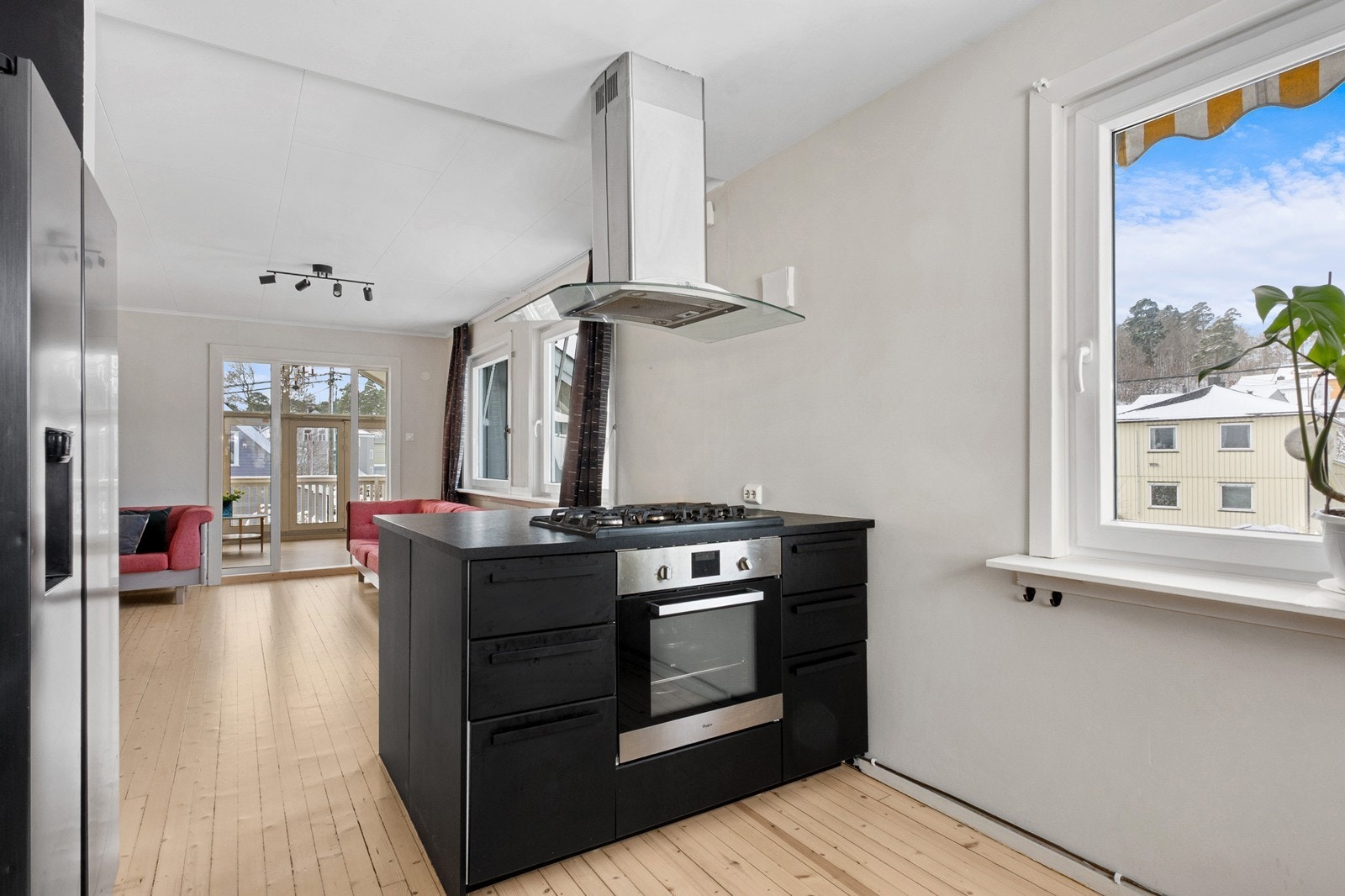 Kjøkken og stue er praktisk delt av en kjøkkenhalvøy med stekesone og innredning på to sider. Galleribilde