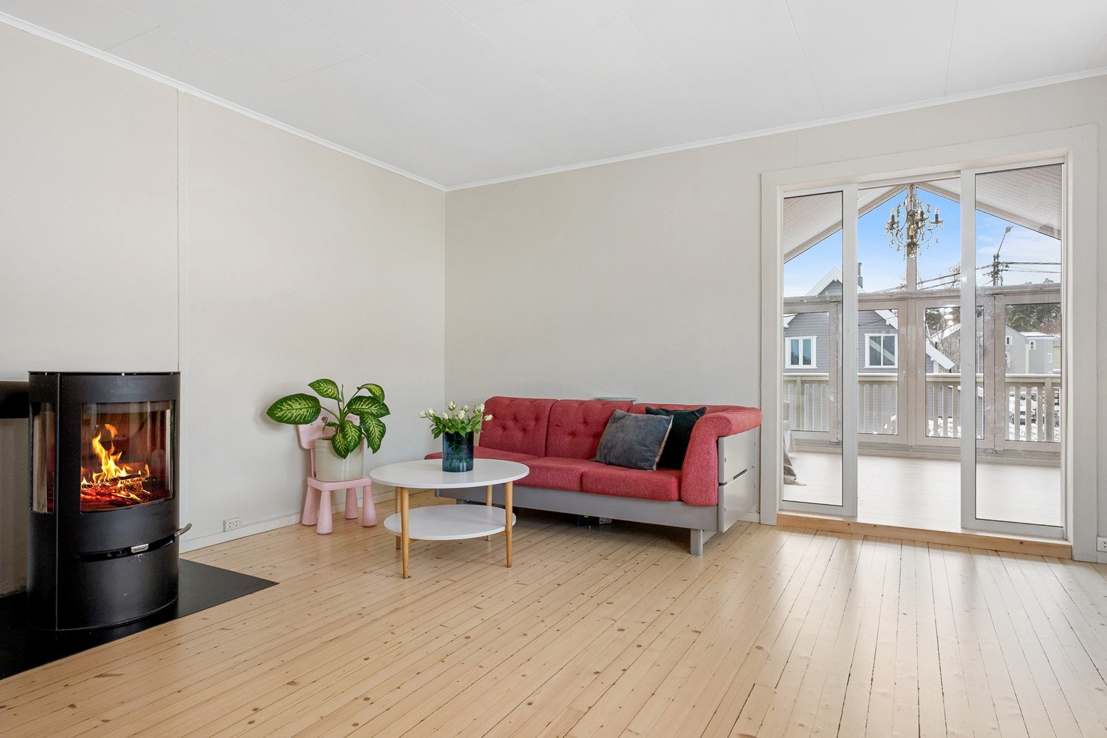 Den ytterste stuen har utsikt og kan lukkes helt opp for en følelse av å sitte ute mens man er inne. Stuen er ikke omsøkt fra veranda. Galleribilde