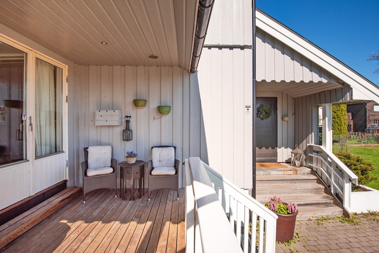 Inngangspartiet er innbydende med steinlagt trapp og innfelt lys Galleribilde