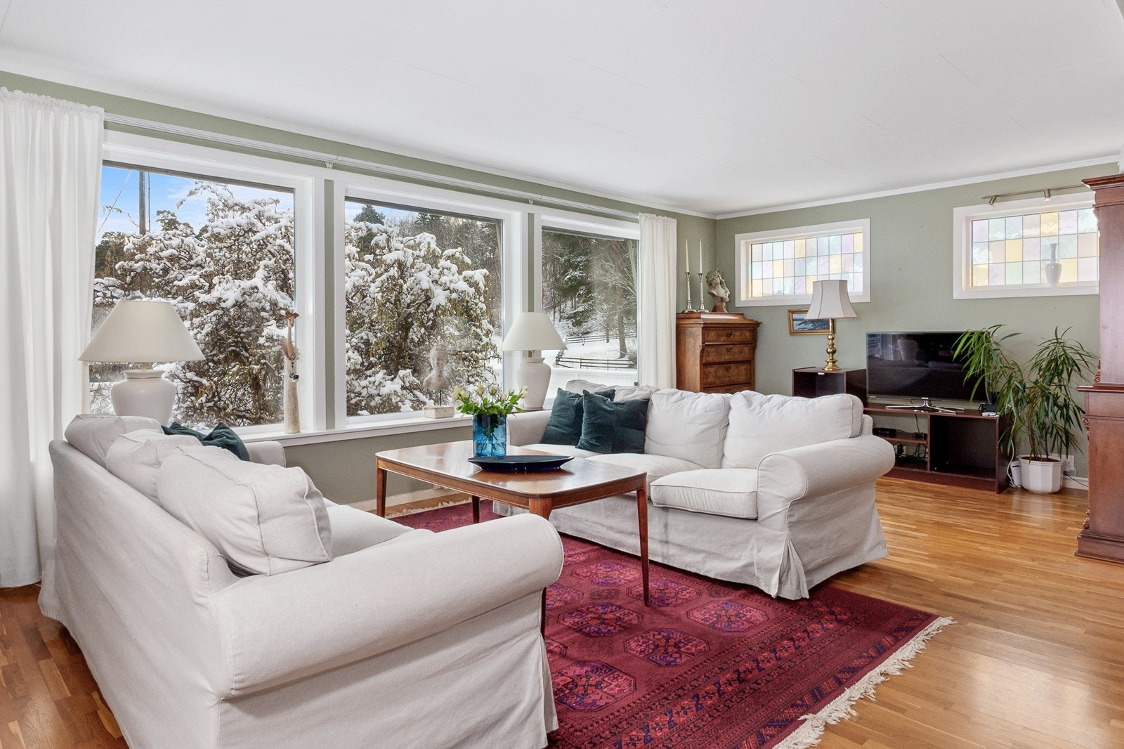 Spesielt mot syd er det store vinduer som slipper inn rikelig med naturlig lys og gir utsyn mot egen hage. Galleribilde