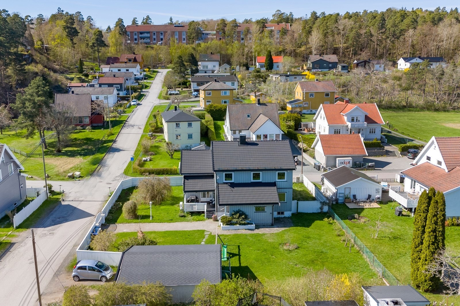 Eiendommen har en romslig inngjerdet tomt på over 1 mål, enebolig på 328 kvm BRA og stor grønn hage. Galleribilde