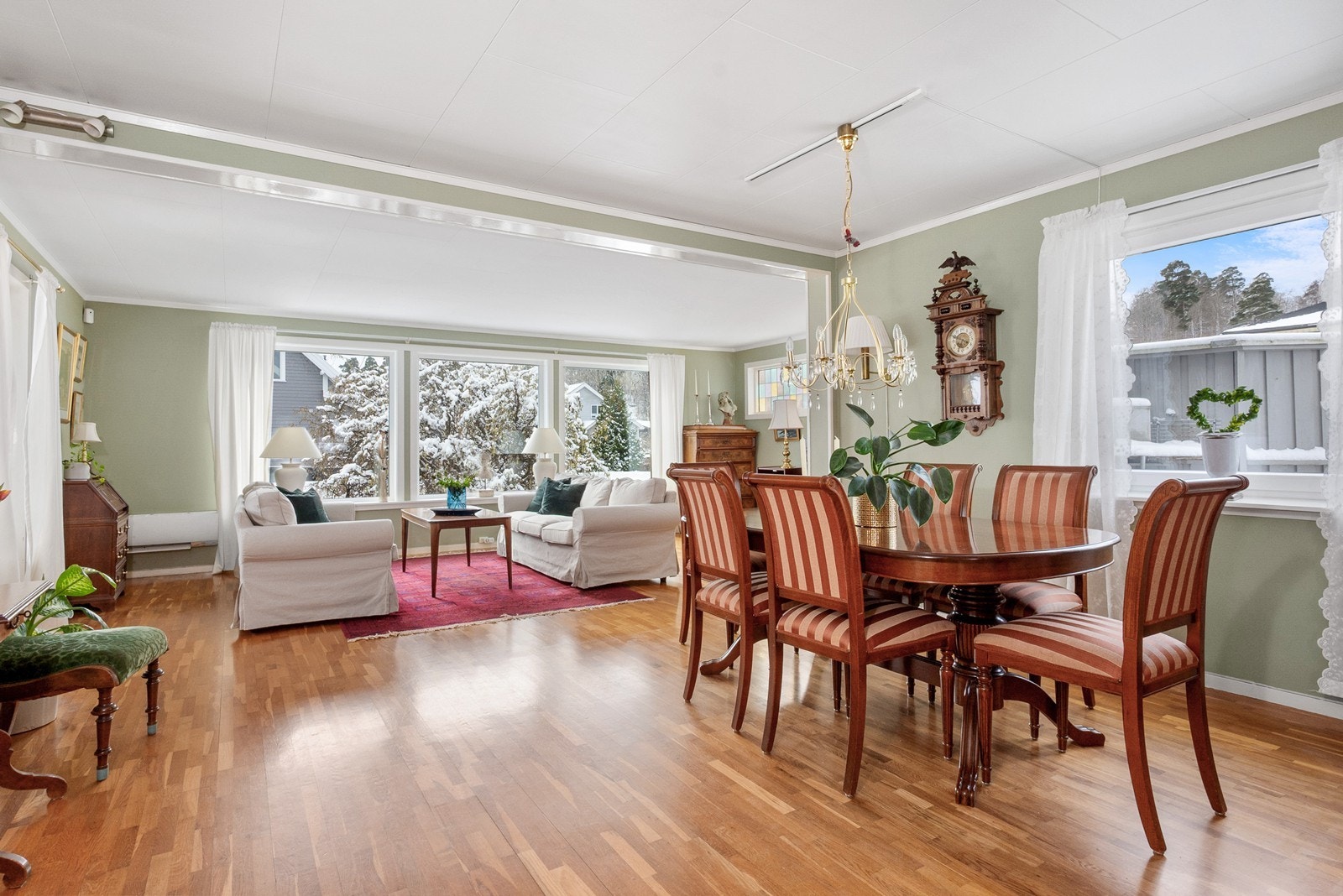 Rommet har eikeparkett på gulv og god plass til både spisestue og sofagruppe med TV-løsning. Galleribilde