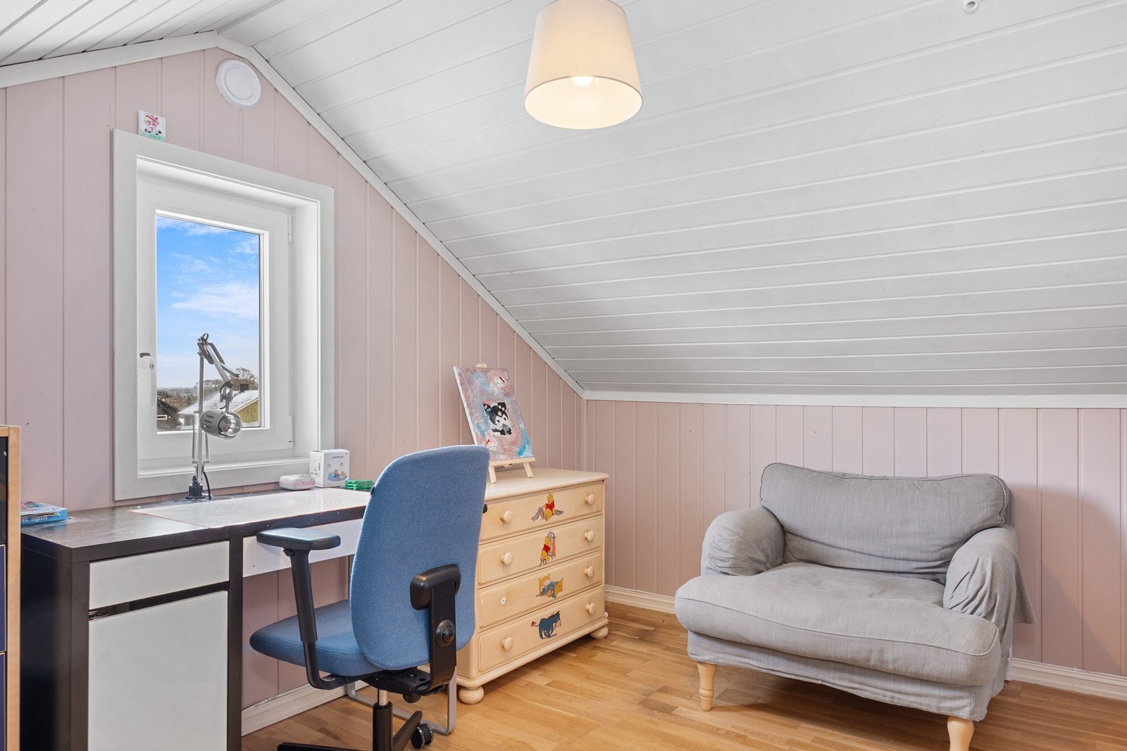 De to innredede rommene er brukt som soverom. Loftsetasjen er ikke godkjent for varig opphold. Galleribilde