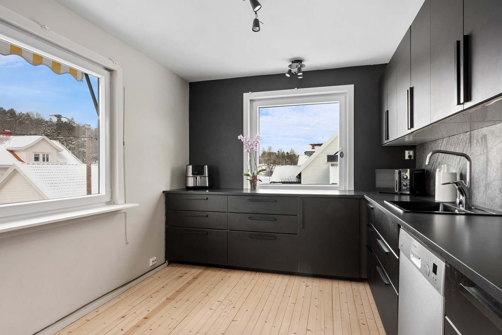 Kjøkkeninnredningen fra 2018 har over- og underskap med mørke fronter og benkeplate i laminat. Galleribilde