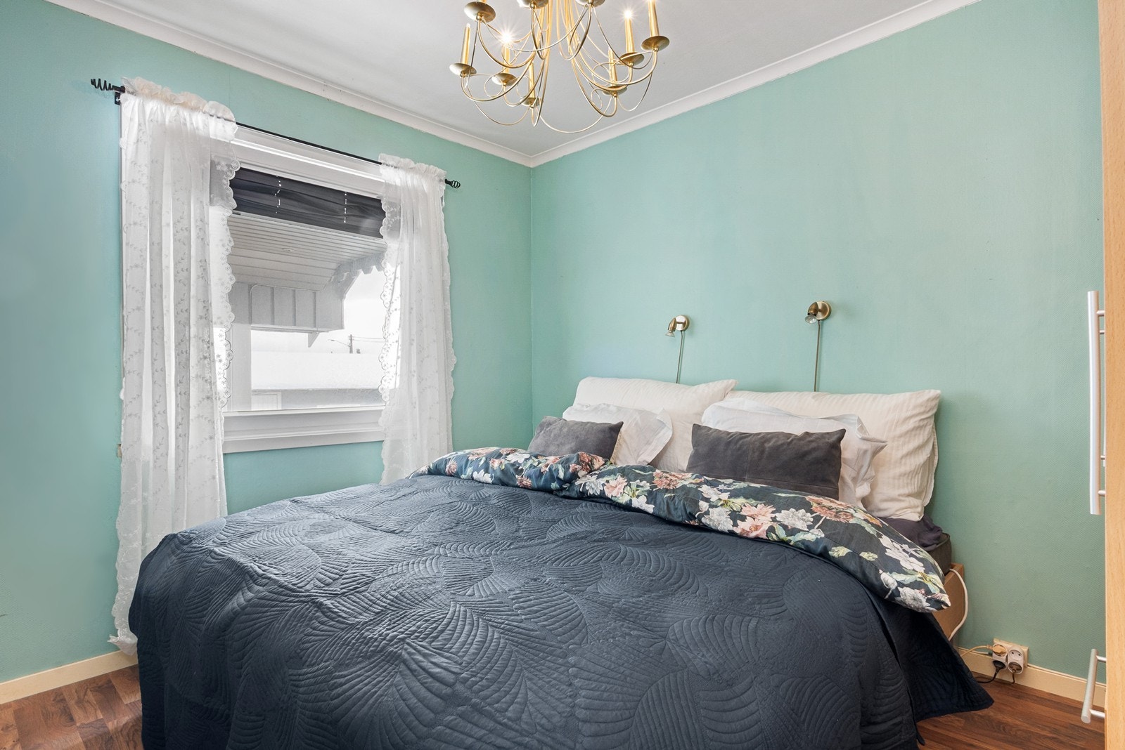 Det er ett soverom i 1. etasje, med god plass til dobbeltseng, et stort vindu med solskjerming og garderobeskap. Galleribilde