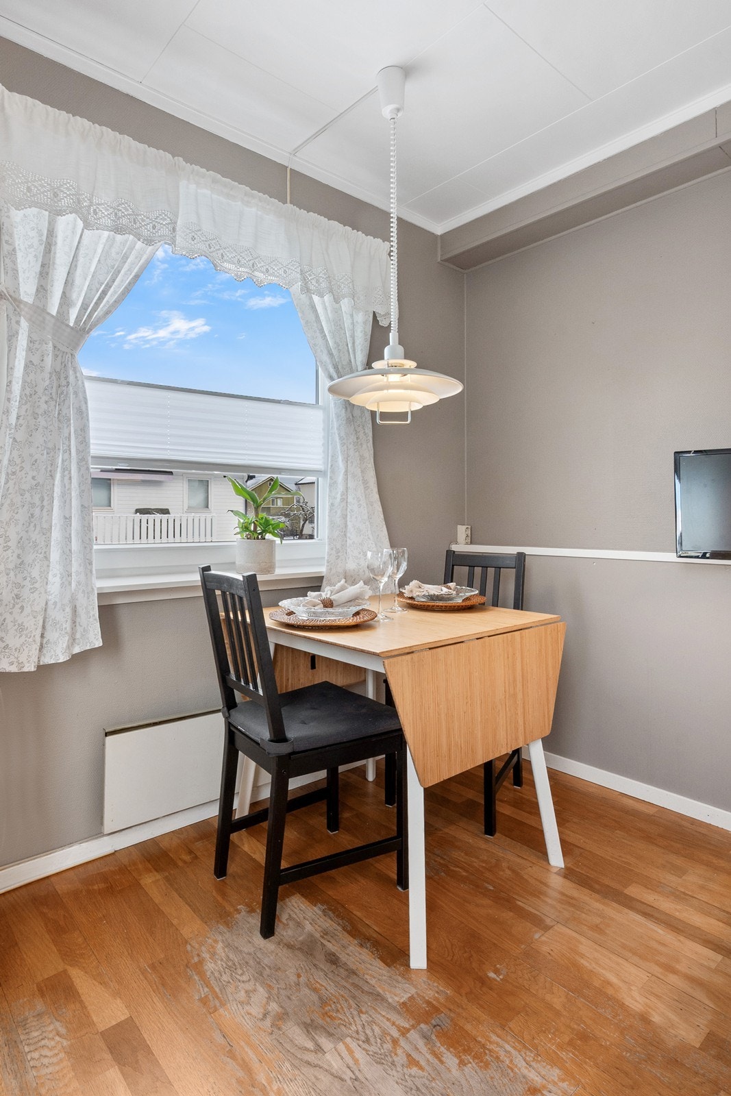 Innerst i rommet er det plass til frokostbord som gir en hyggelig plass for små måltider eller kaffebesøket. Galleribilde