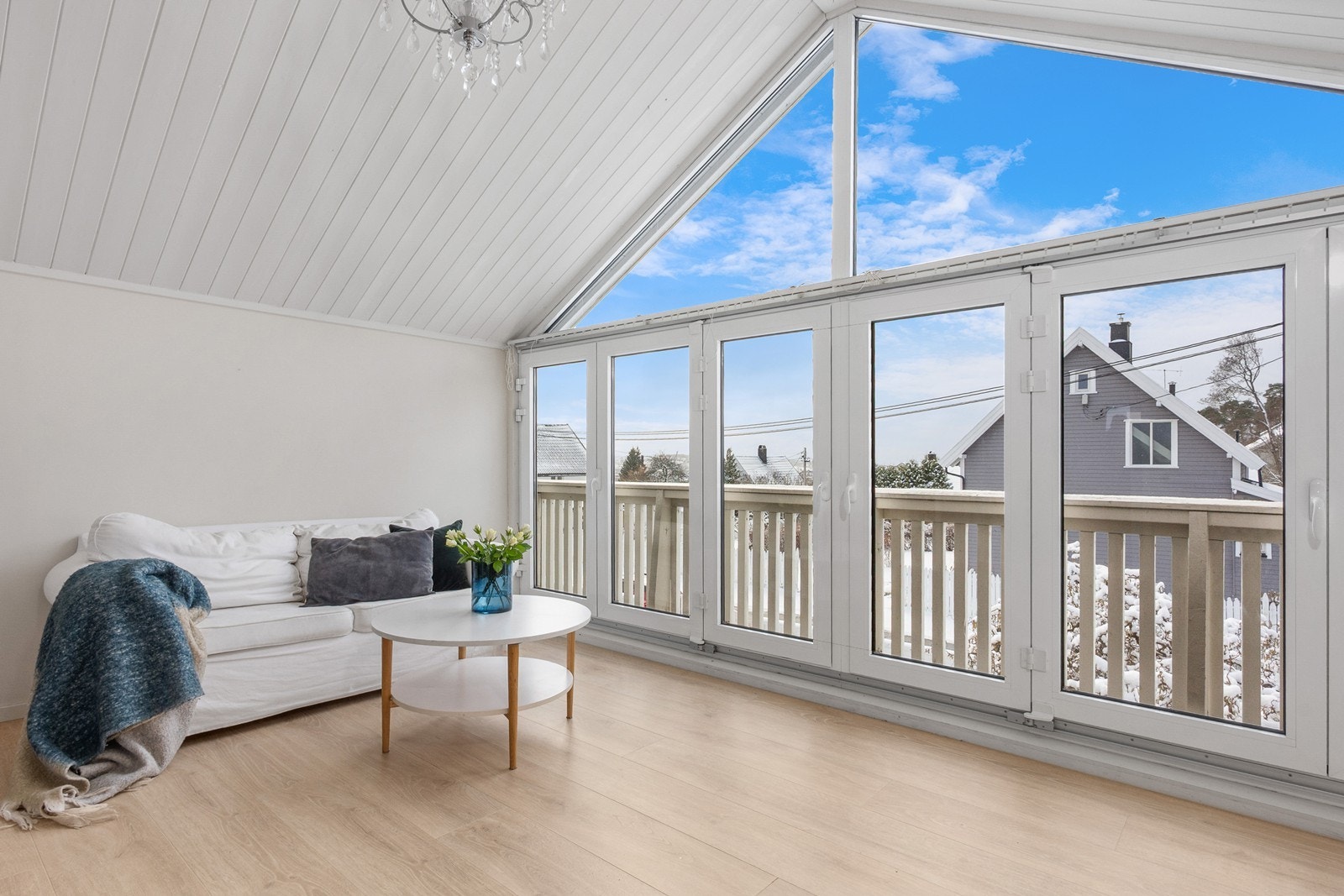 En av stuene har takhøyde til mønet og sydvegg med glassfelt fra gulv tak, for en helt egen atmosfære på både dag- og kveldstid. Galleribilde