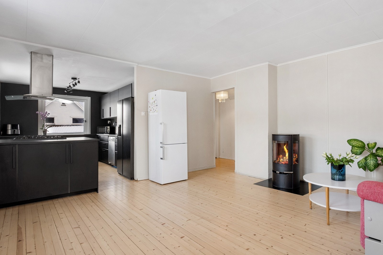 To stuer innbyr til sosiale sammenkomster med plass til spisestue og sittegrupper, samt en vedovn for hygge og varme på kalde dager. Galleribilde