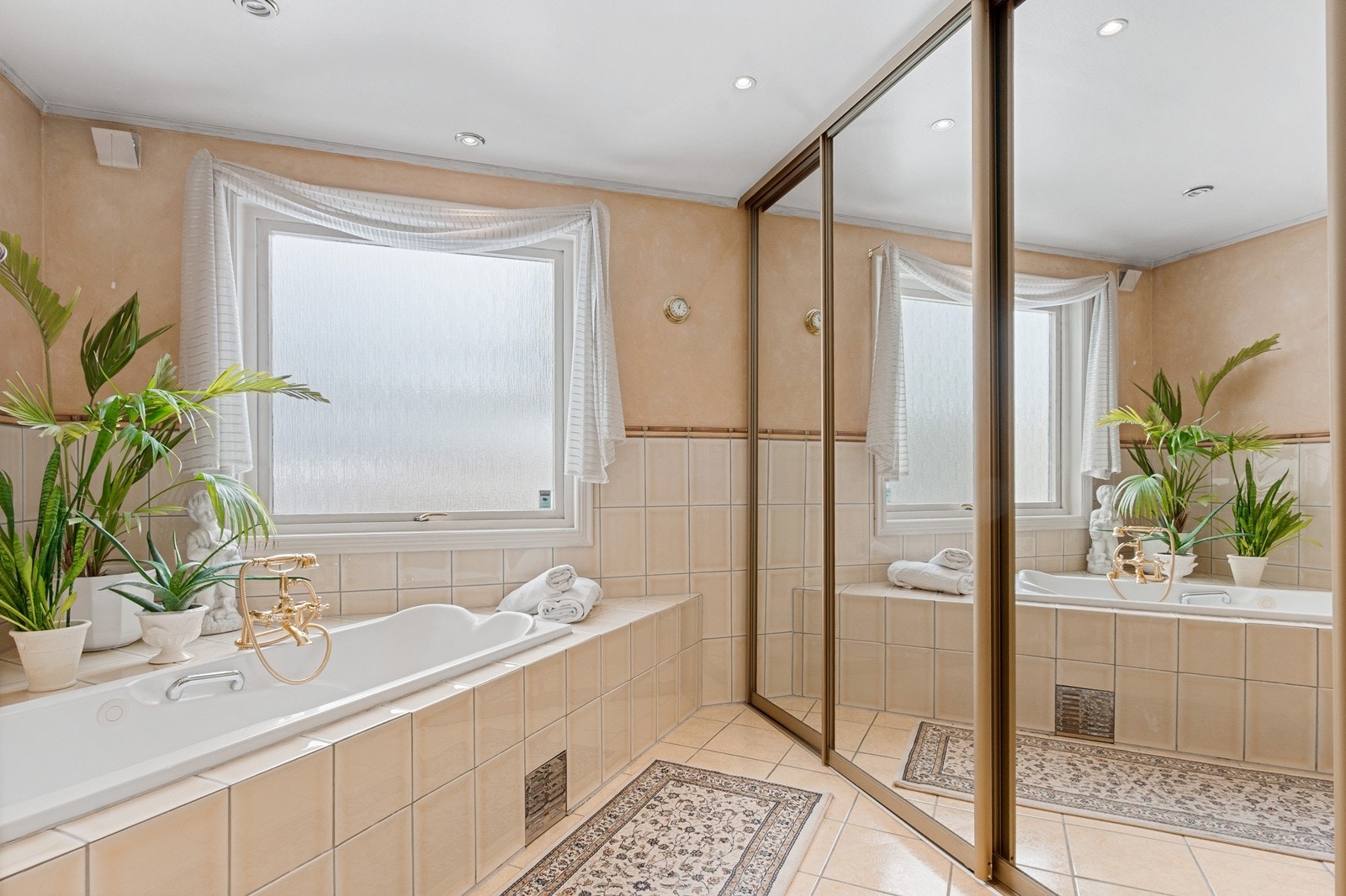 Bad i 1. etasje er romslig og byr på mulighet til å finne spafølelsen hjemme, med flislagt boblekar, varmekabler og downlights. Galleribilde