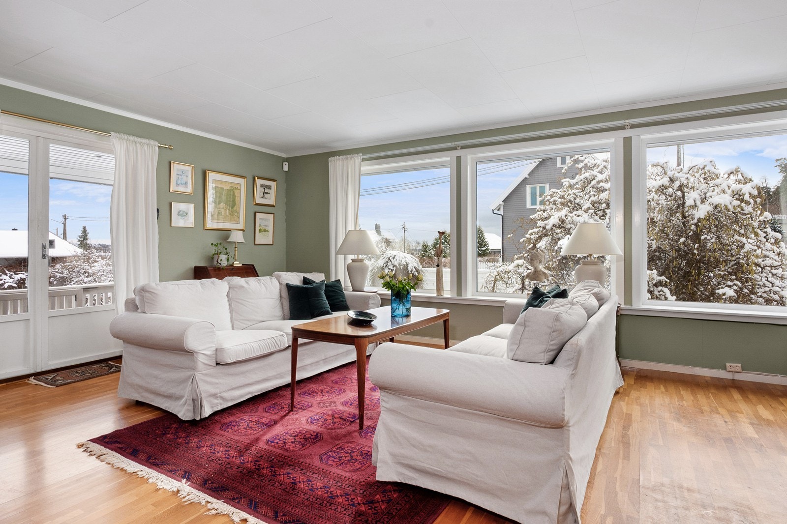 Fra stuen er det utgang til veranda på 9 kvm på fremsiden av boligen. Galleribilde