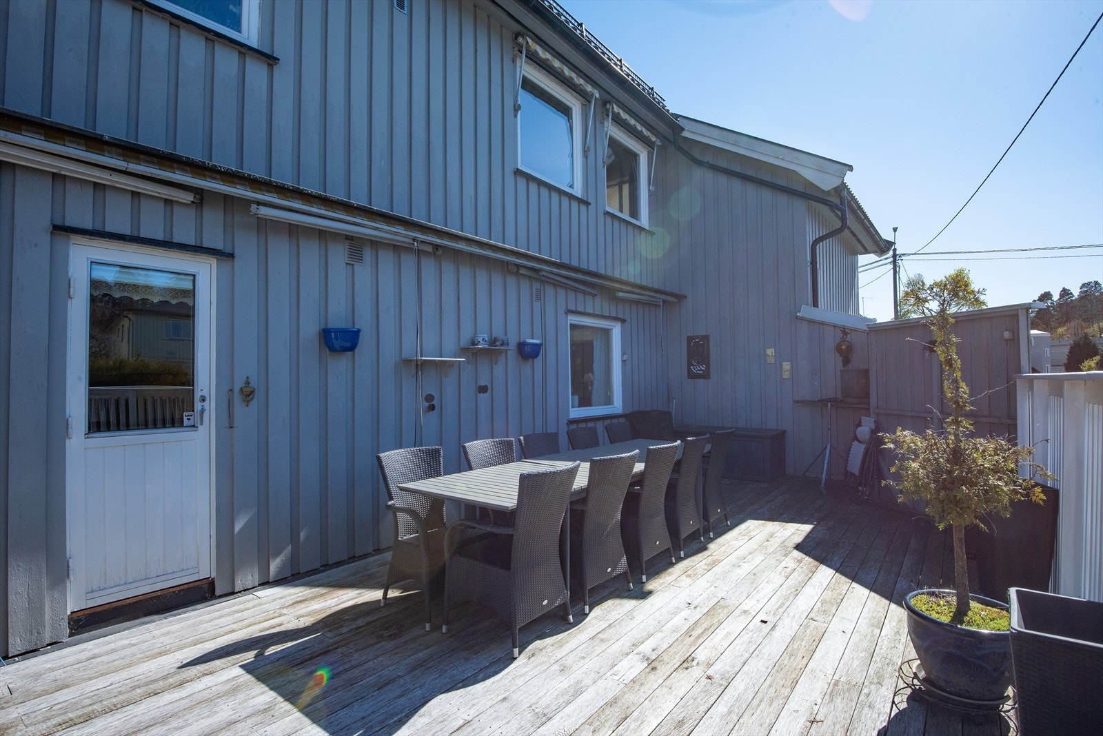 Fra kjøkkenet er det utgang til vestvendt veranda på 44 kvm der ettermiddagene kan nytes i solen Galleribilde