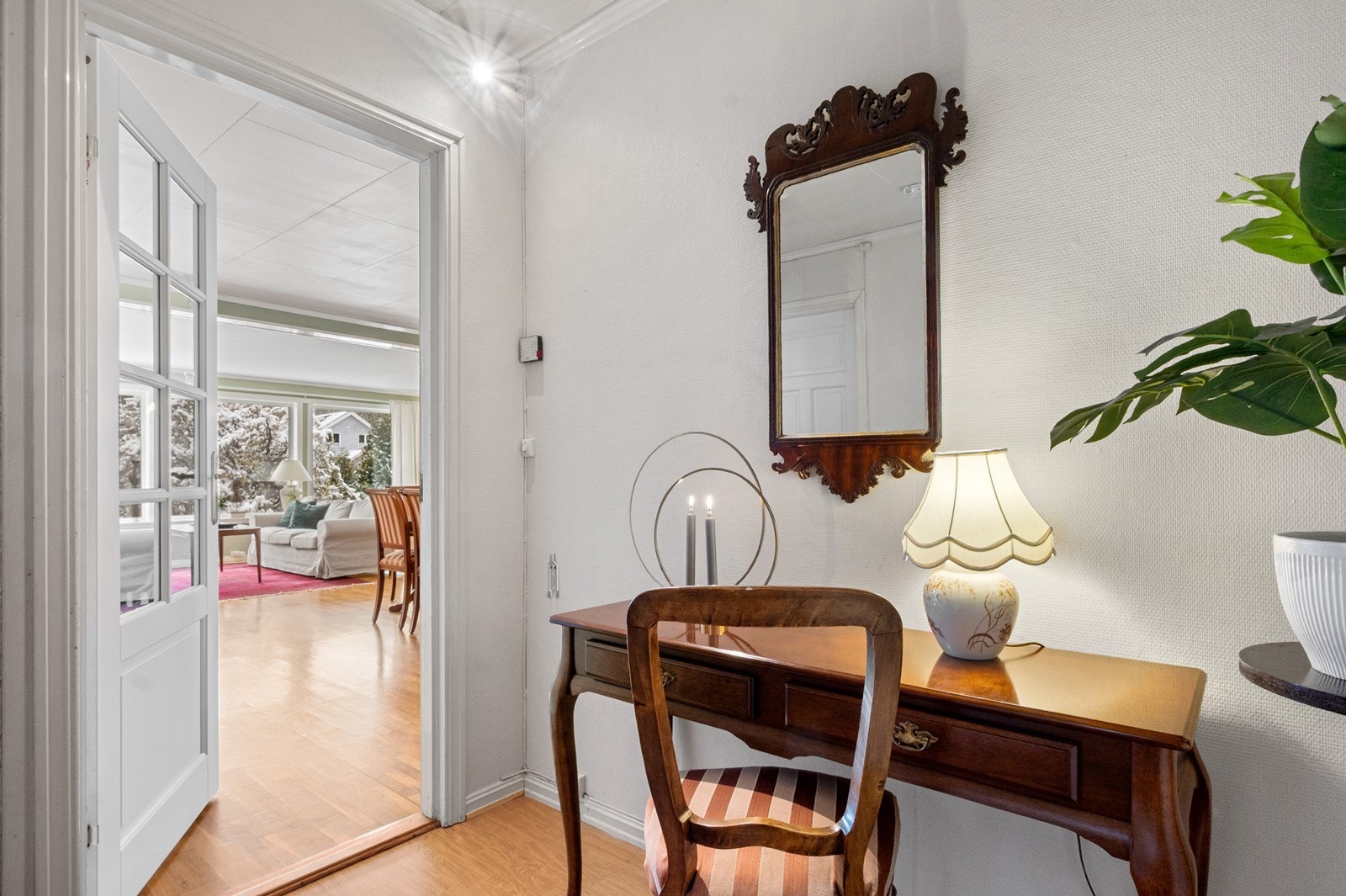 Innenfor trapperommet har 1. etasje en gang/kontor med plass til garderobemøbel el.l. Dør med glassfelt fører videre inn til stuen. Galleribilde