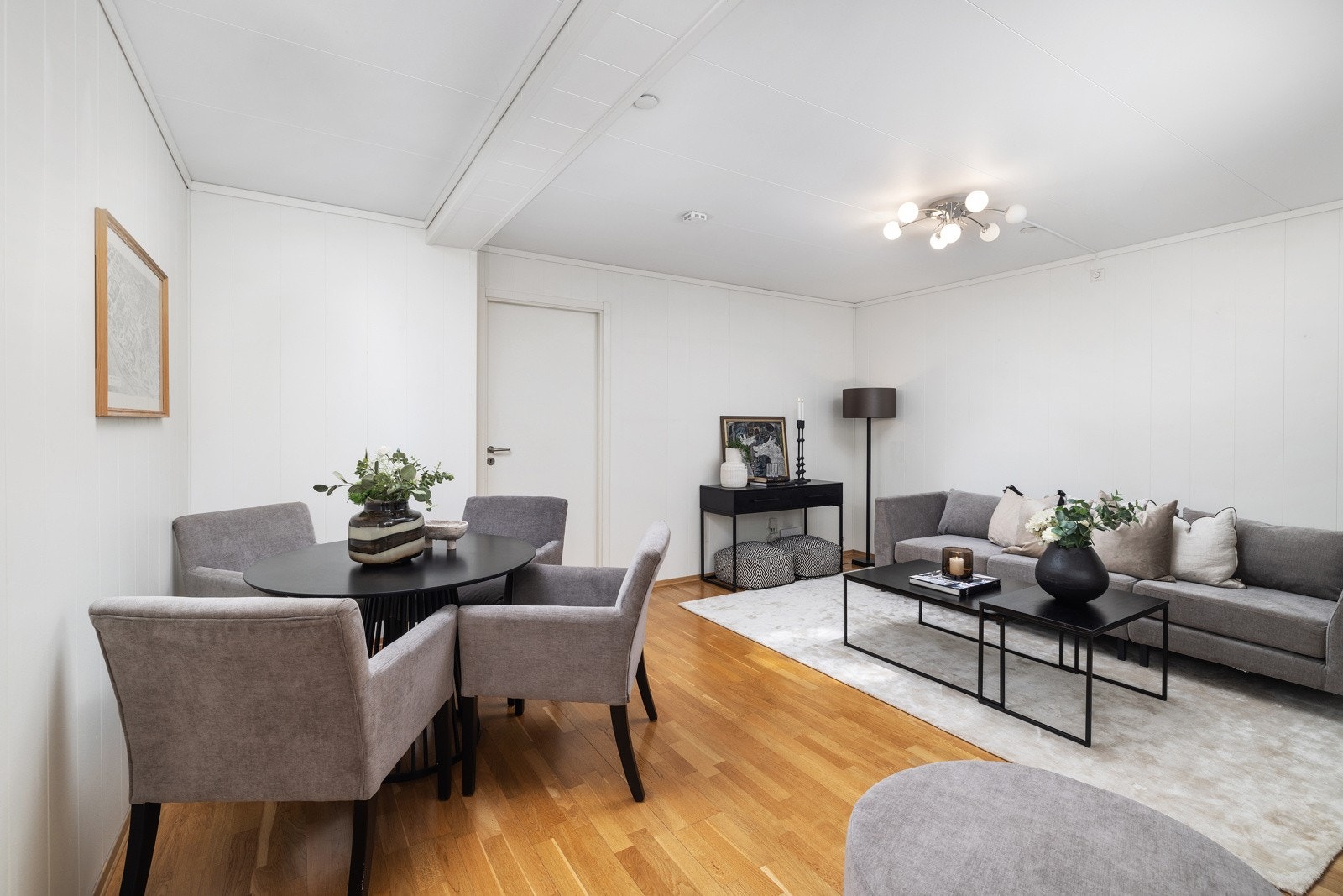 Leiligheten er lys og lettmøblert med god planløsning. Galleribilde