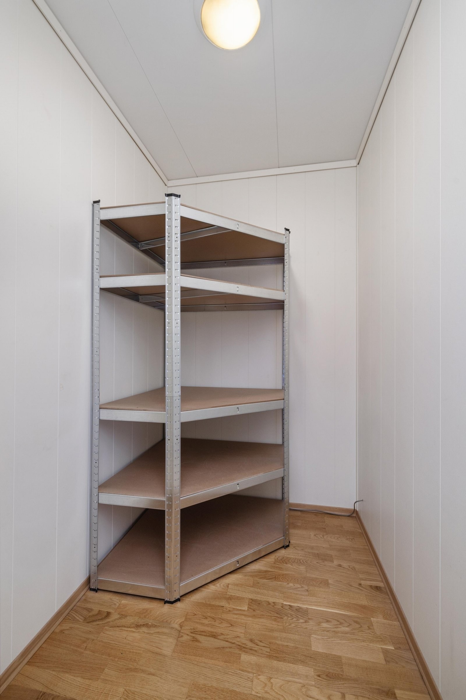 Leiligheten har tre boder - én inne, én ved inngangen og én med adkomst fra balkongen. Galleribilde