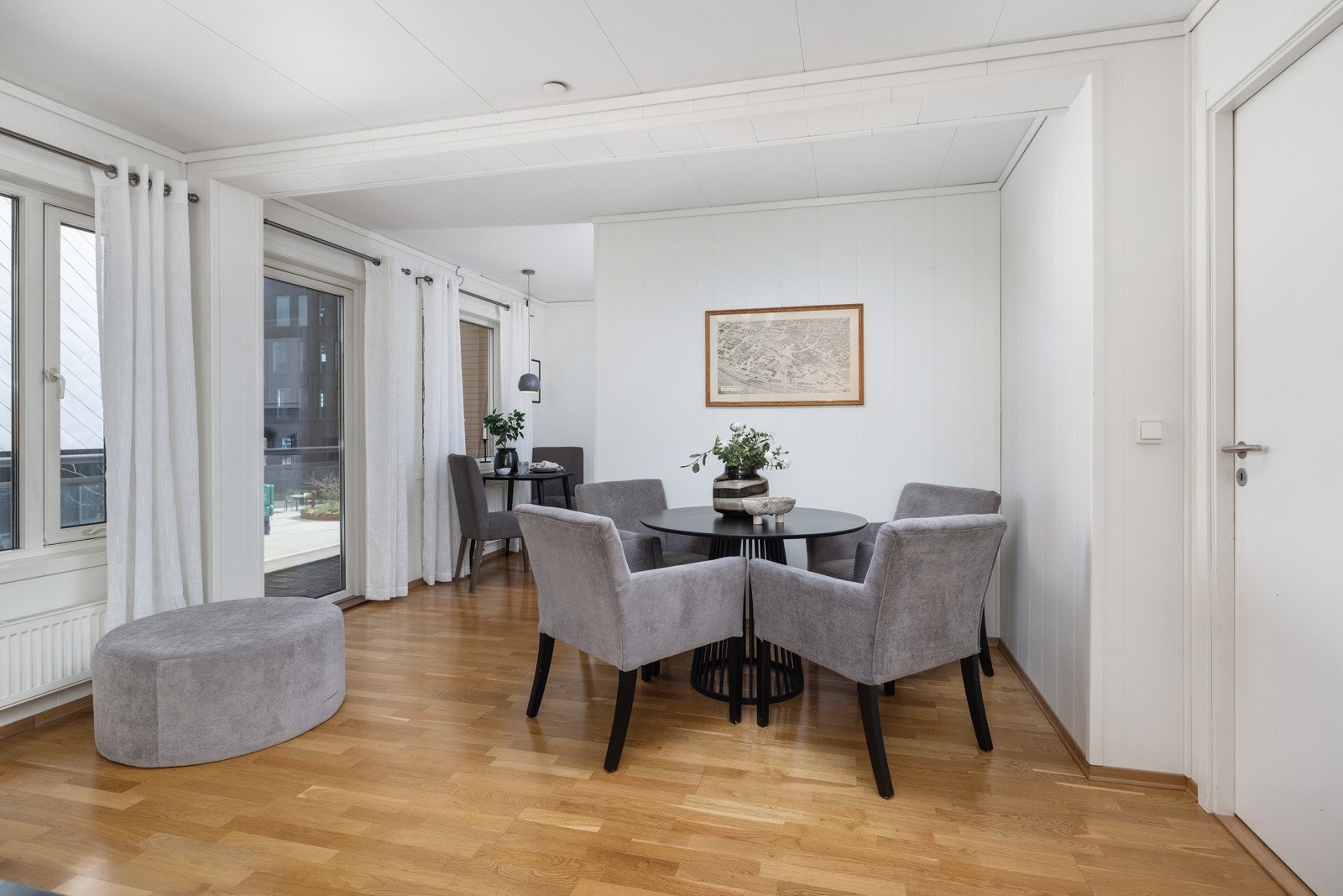 Stue og kjøkken ligger adskilt fra hverandre, men likevel åpent. Galleribilde