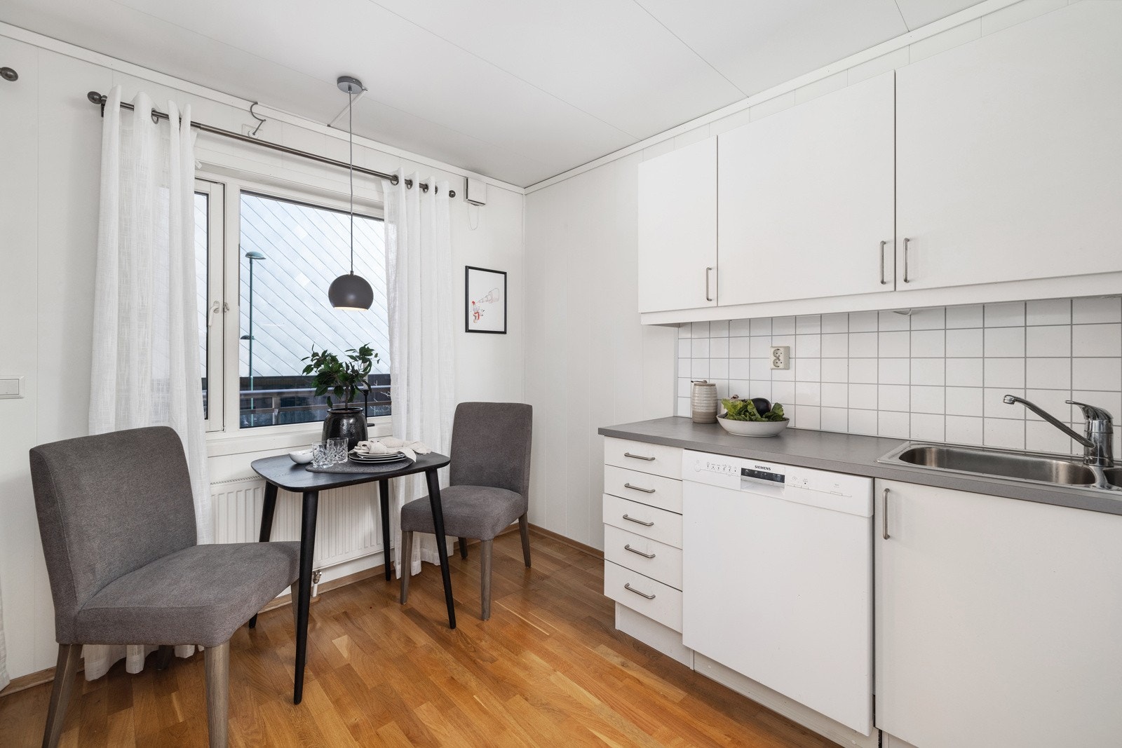 Plass til spisekrok ved vinduet. Galleribilde