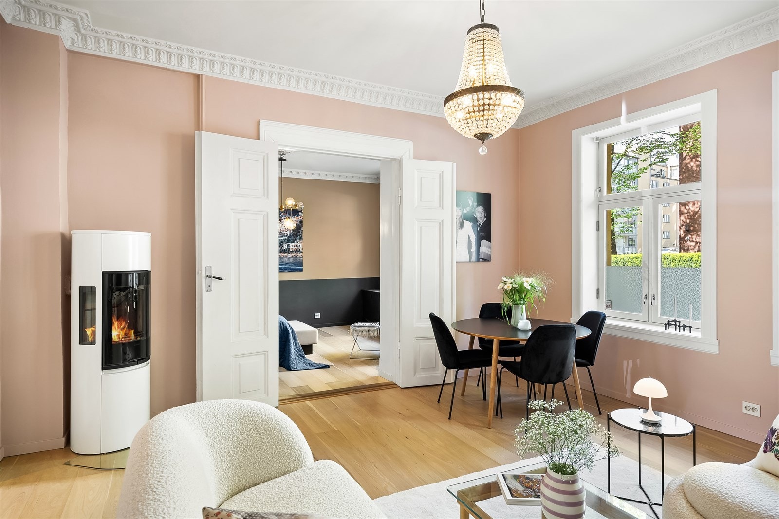 Stuen har god plass til spisebord, perfekt for sosiale sammenkomster Galleribilde