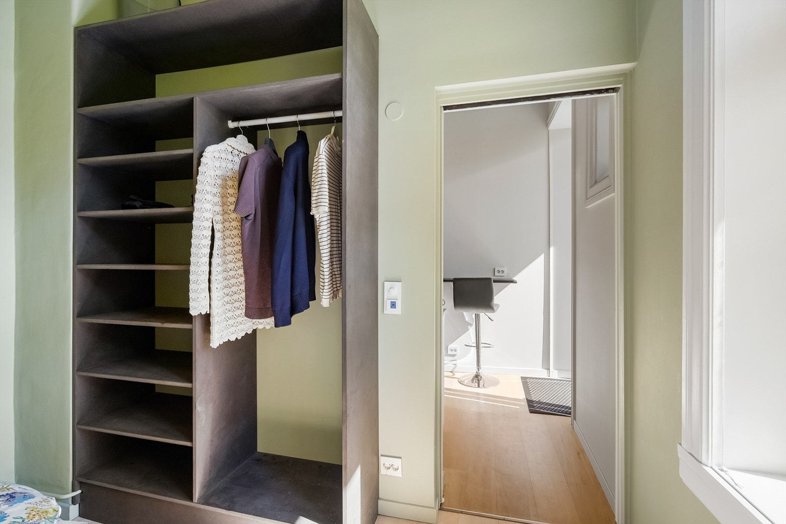 God plass til garderobeskap Galleribilde