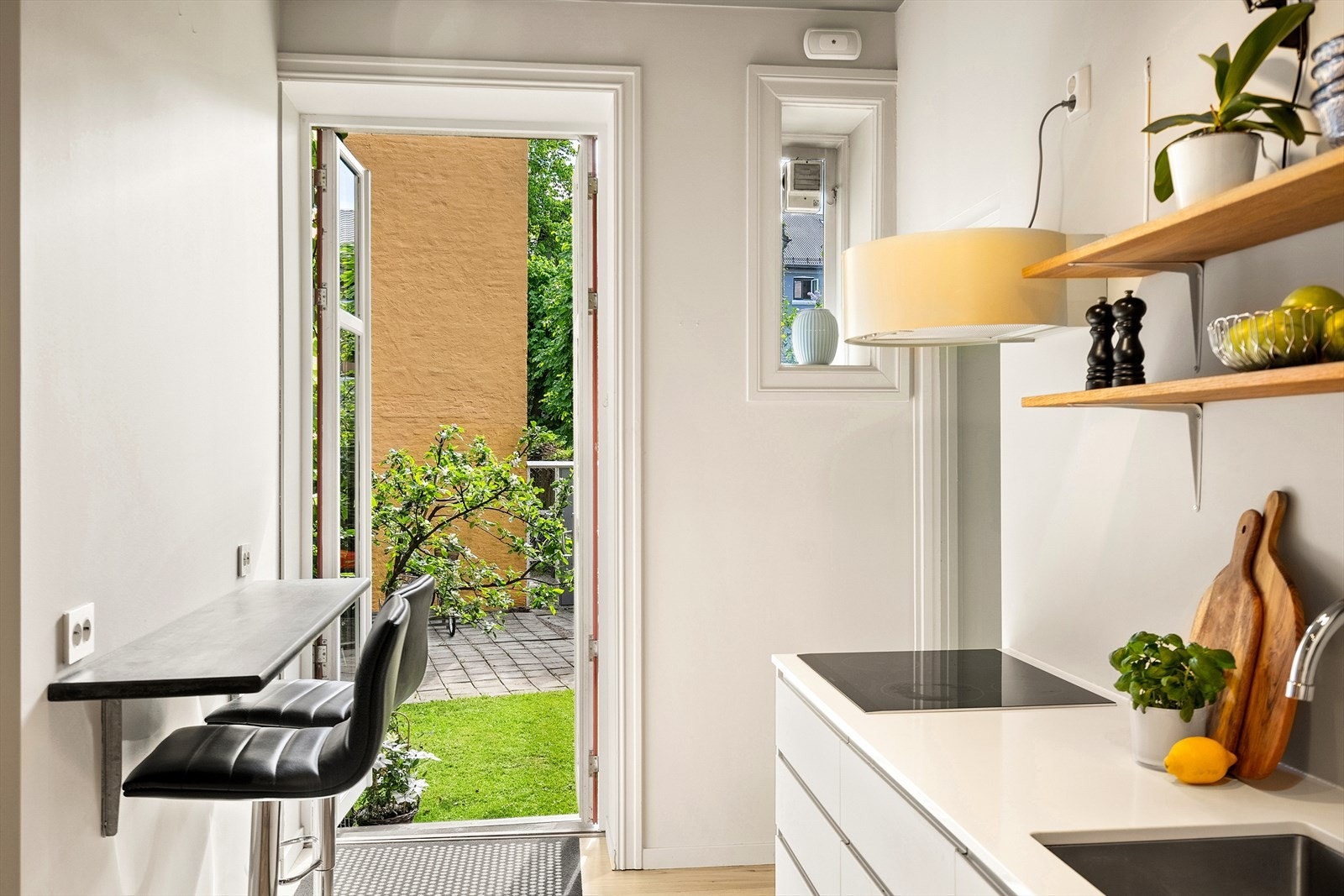 På kjøkkenet er det utgang til markterrasse Galleribilde