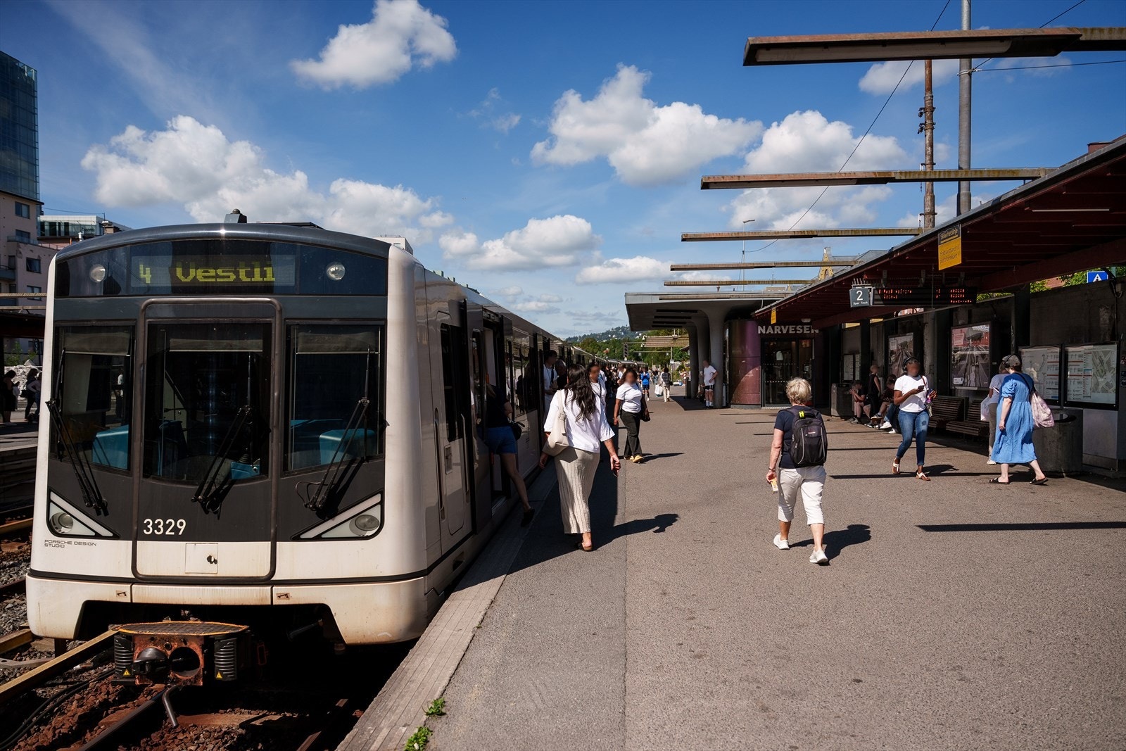 Majorstuen T-banestasjon hvor alle t-banens linjer passerer. 500 m fra leiligheten Galleribilde
