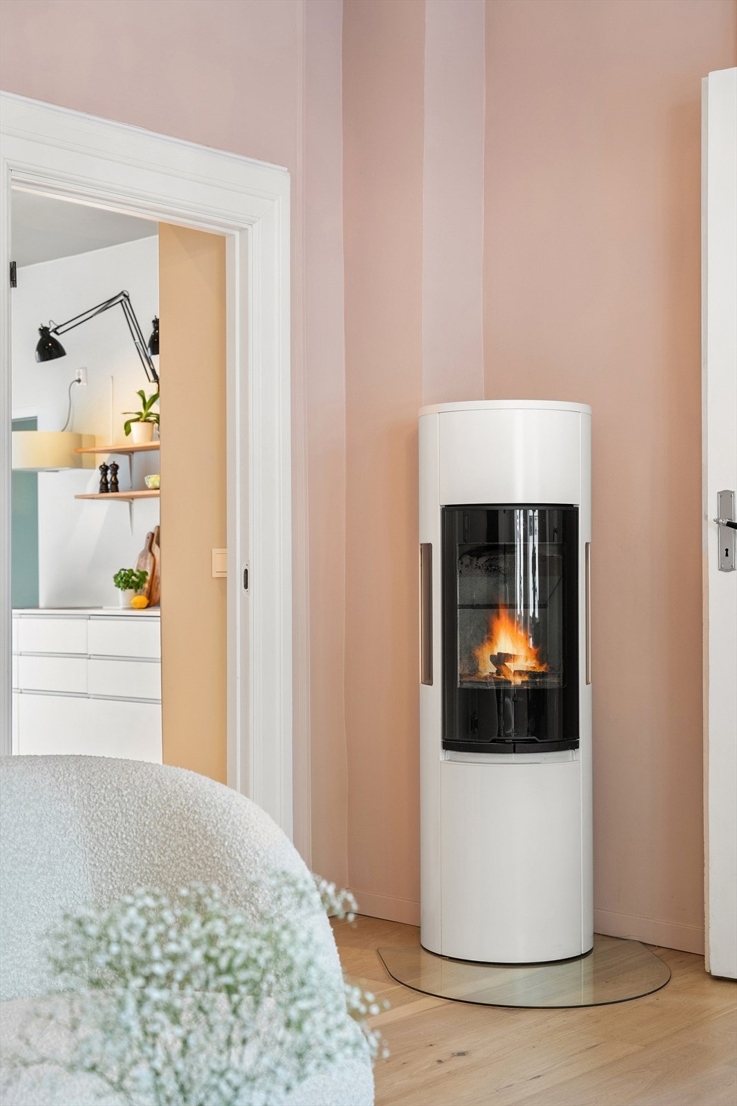 Sjarmerende ildsted som bidrar til både varme og atmosfære Galleribilde