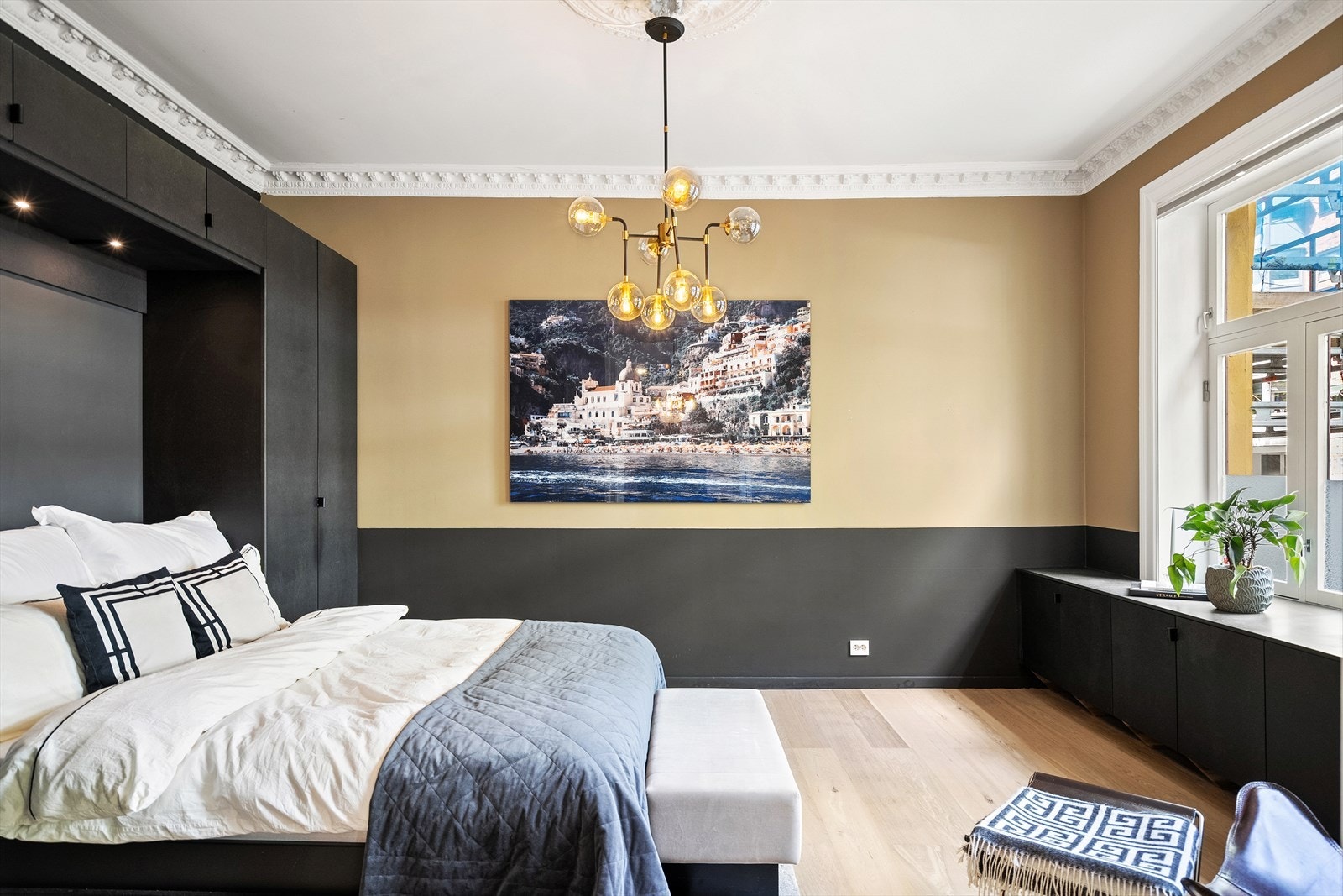 Romslig soverom som også kan brukes som spisestue dersom det er ønskelig Galleribilde