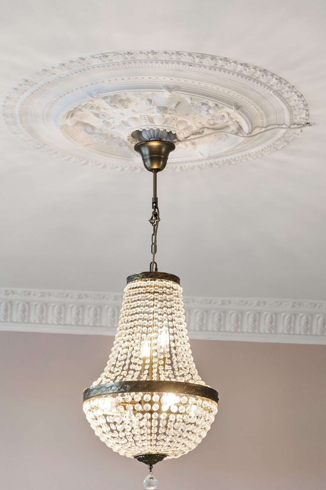 Sjeldent god takhøyde 3,07m med vakre originaldetaljer som stukkatur og rosetter Galleribilde