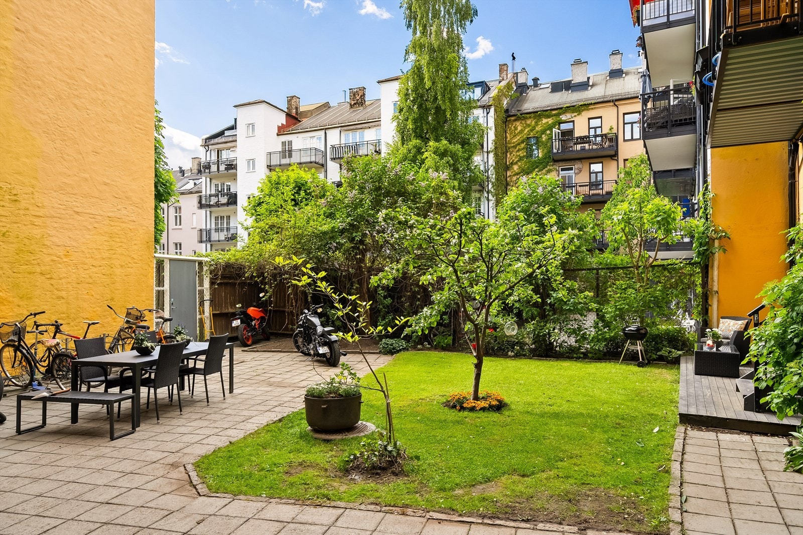 Bakgård Galleribilde