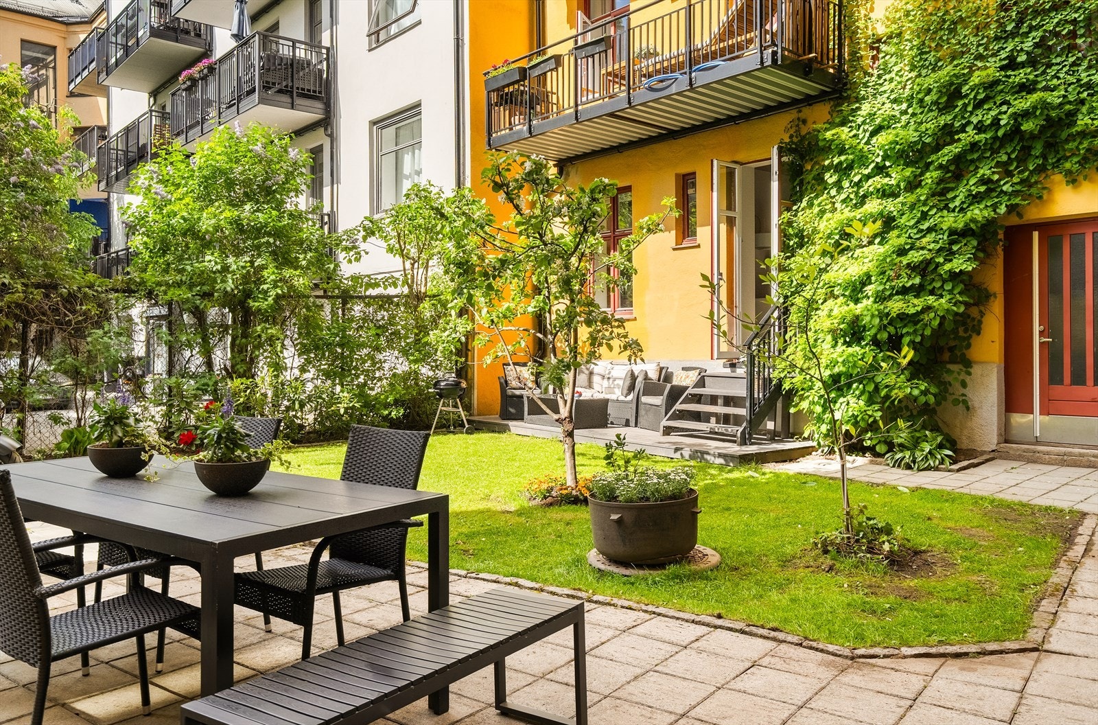 Privat markterrasse på hele 10 kvm. I 2022 ble terrassen utvidet. Dette ble godkjent av styret Galleribilde