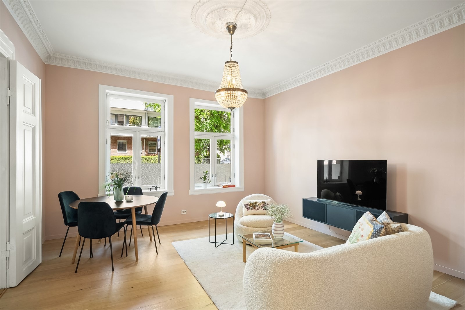 Leiligheten har store vindusflater som gir rikelig med naturlig lys Galleribilde