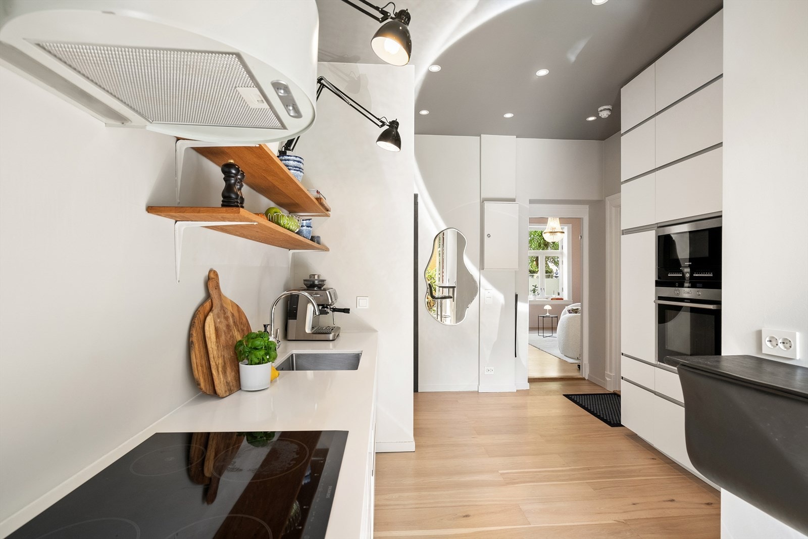 Rikelig med skap- og benkeplass Galleribilde