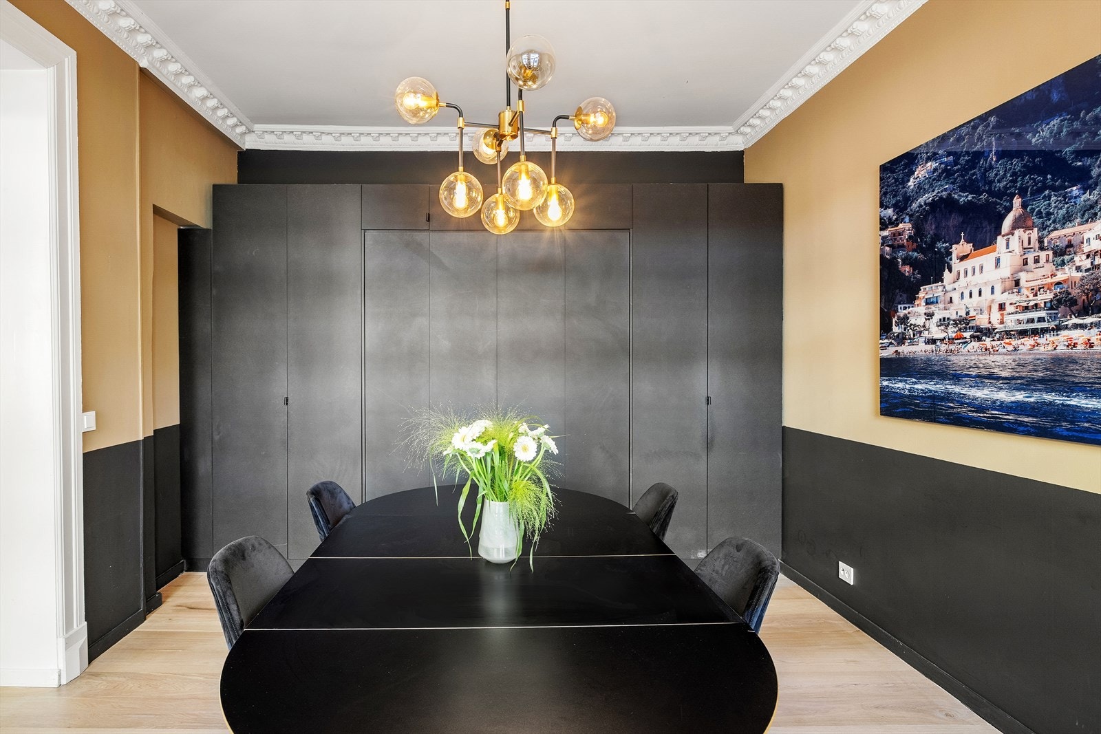 Smarte plassbygde løsninger i begge soverom følger med Galleribilde