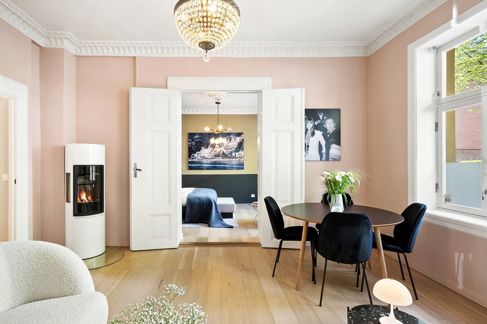 Leilighetens romslige planløsning gir fine muligheter for å skape ulike soner tilpasset behov og livsstil Galleribilde