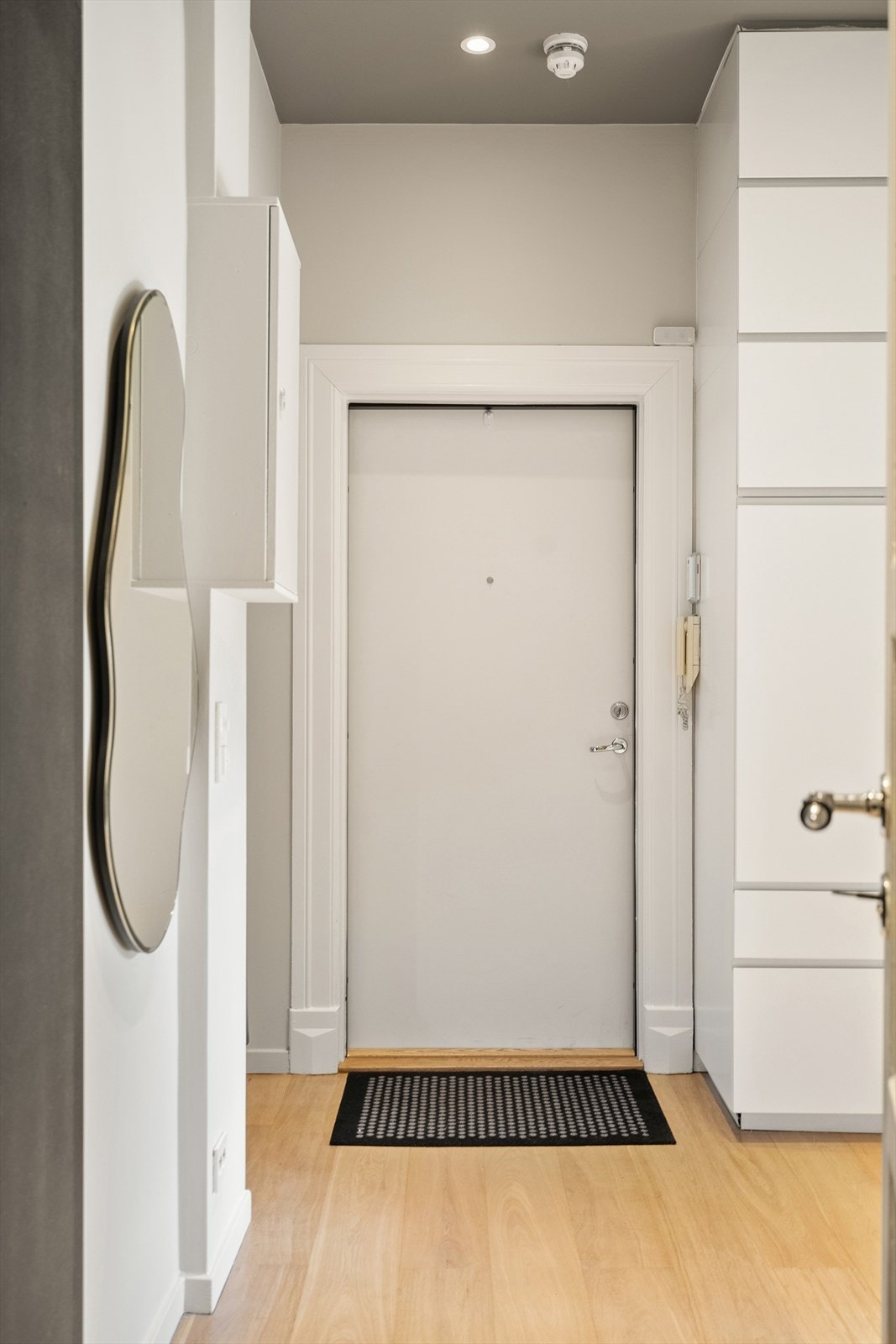 Velkommen inn til en romslig entré Galleribilde