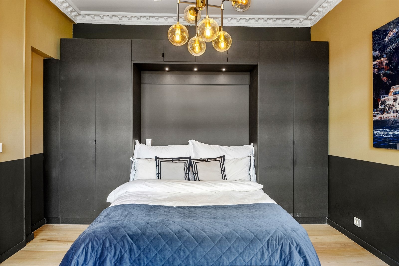 Praktisk løsning med nedfellbar seng integrert i oppbevaringssystemet Galleribilde