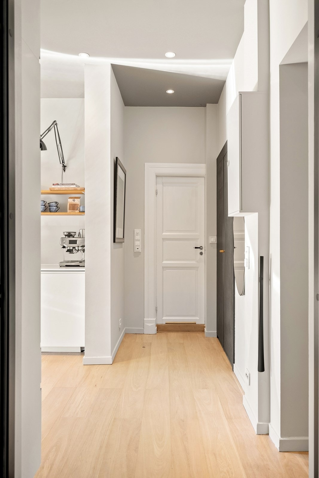 Gang inn til kjøkkenet og øvrige rom i leiligheten Galleribilde