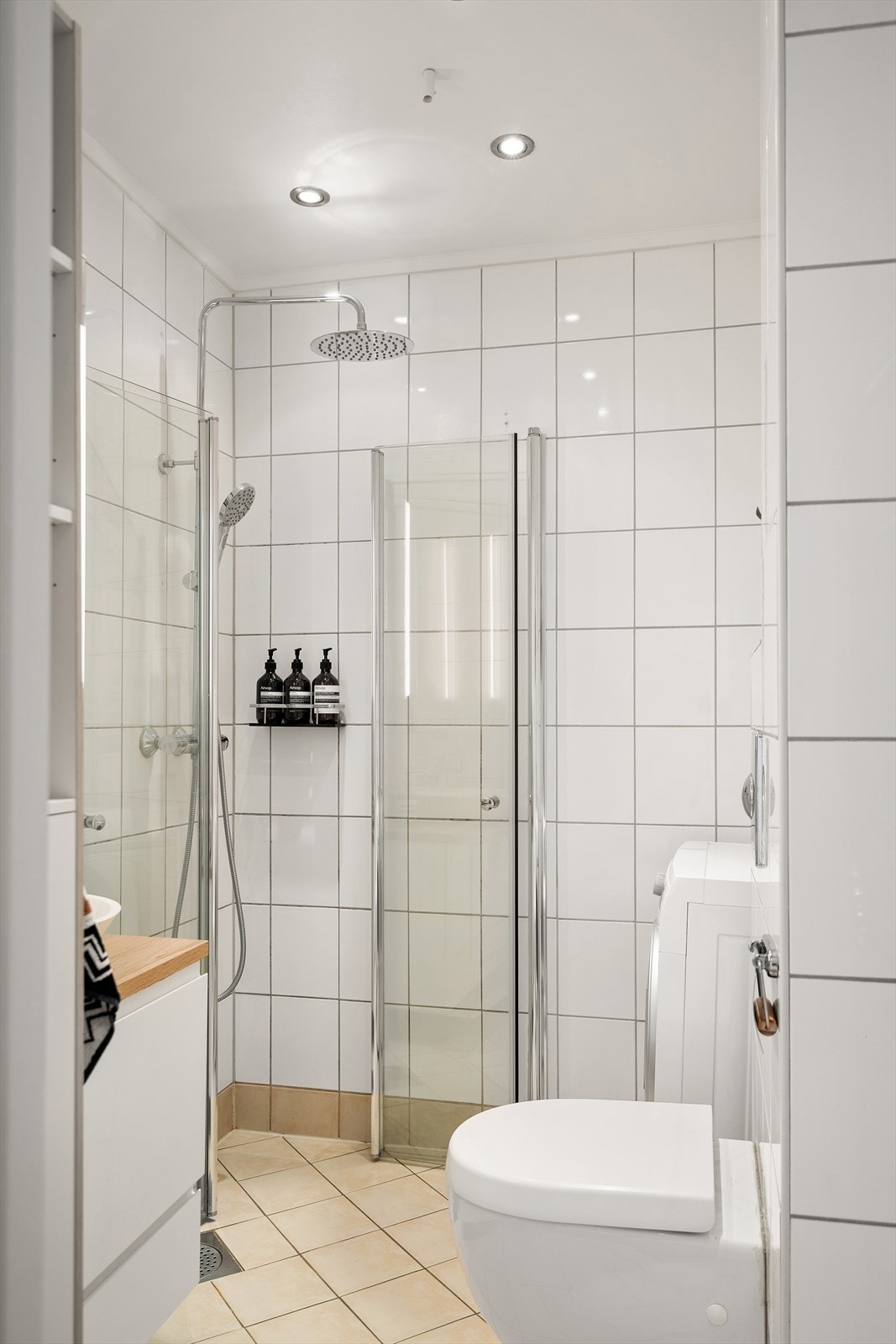 Flislagt bad med downlights og gulvvarme Galleribilde