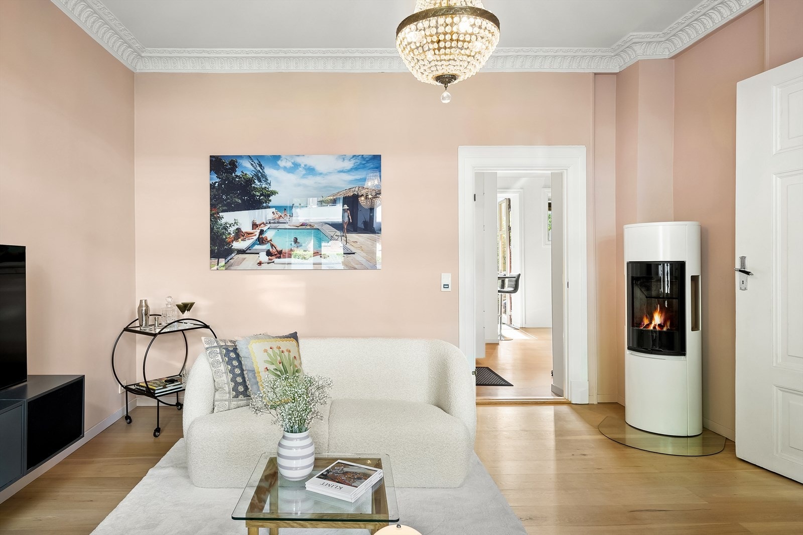 Oppgradert i 2024 med slipte og lakkede gulv i hovedrom, samt nymalte vegger og karmer på kjøkken, bad og i spisestue Galleribilde