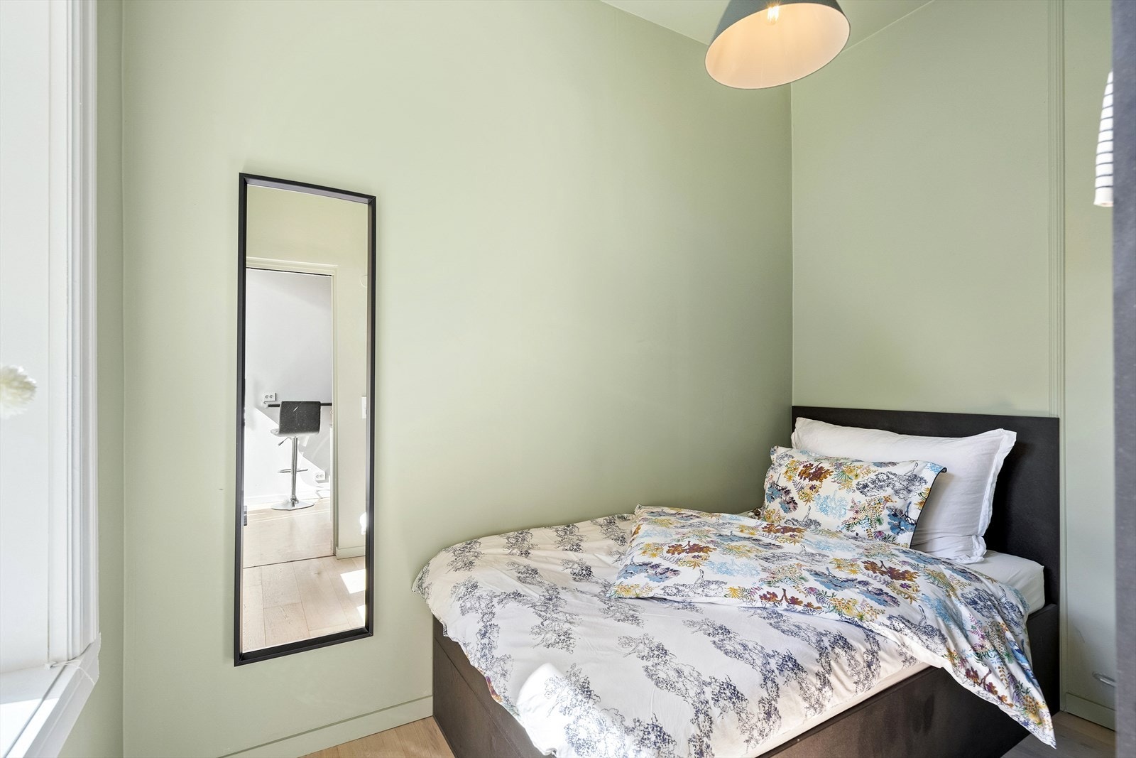 Lyst og luftig soverom med delikat fargevalg Galleribilde