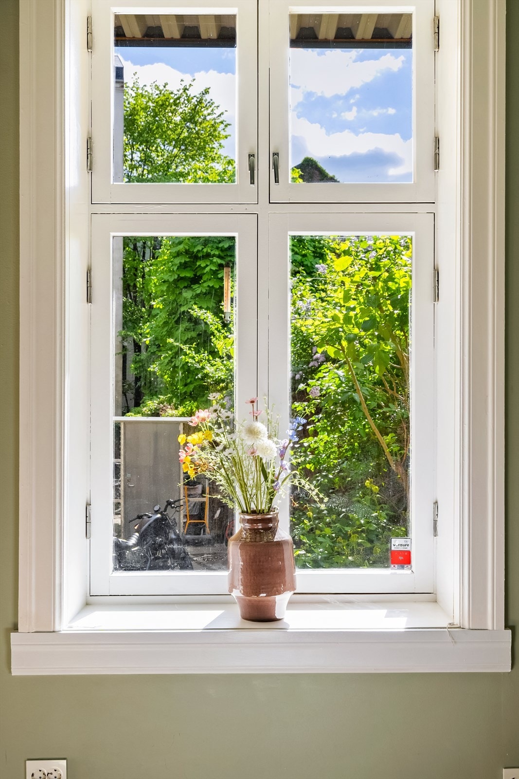 Utsikt fra soverommet mot en rolig bakgård Galleribilde