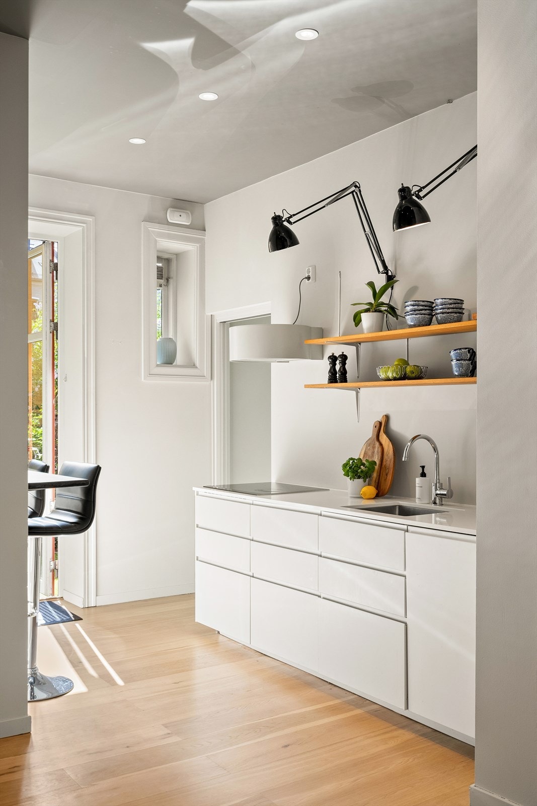 Kjøkkenet er praktisk plassert i et separat rom, noe som skaper en rolig og ryddig atmosfære i resten av boligen Galleribilde