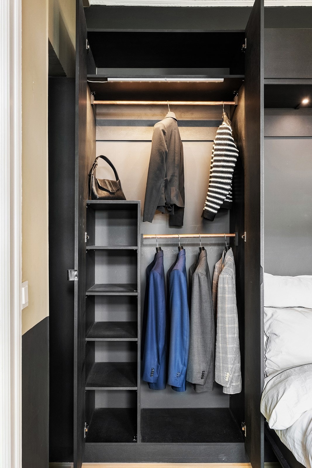 Rikelig med garderobeskap på hver side av sengen Galleribilde