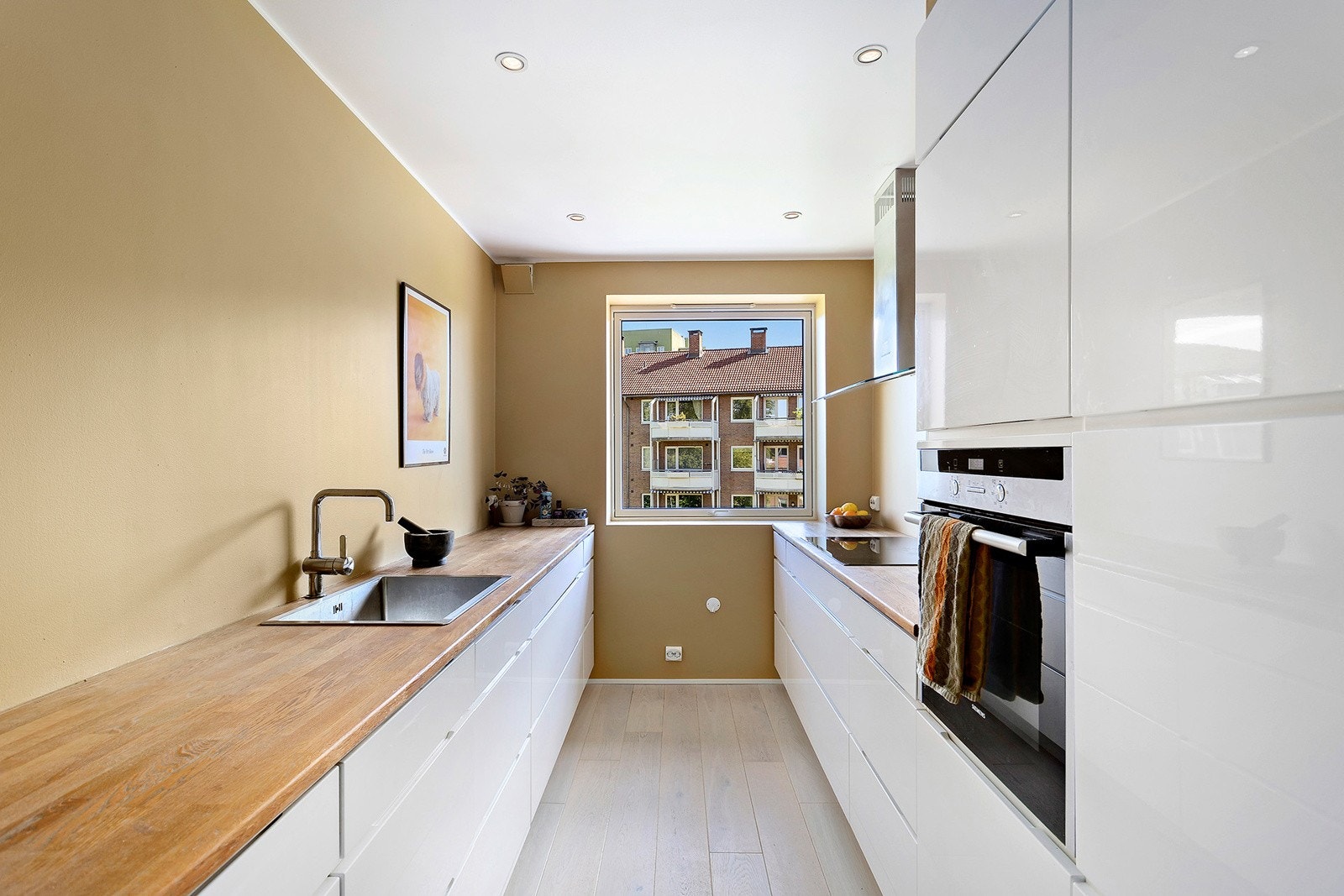 Integrert kjøleskap med med fryser, oppvaskmaskin, stekeovn og induksjonstop Galleribilde