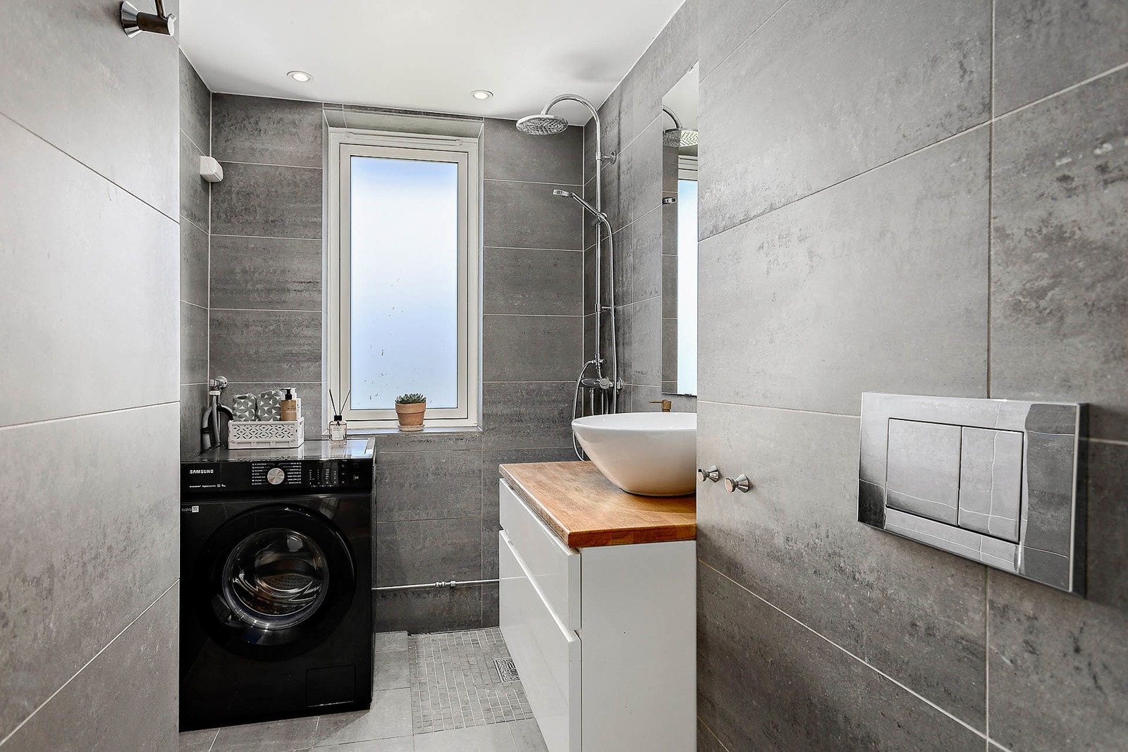 Flislagt bad med varmekabler og downlights. Vindu som gir fint naturlig lys. Galleribilde