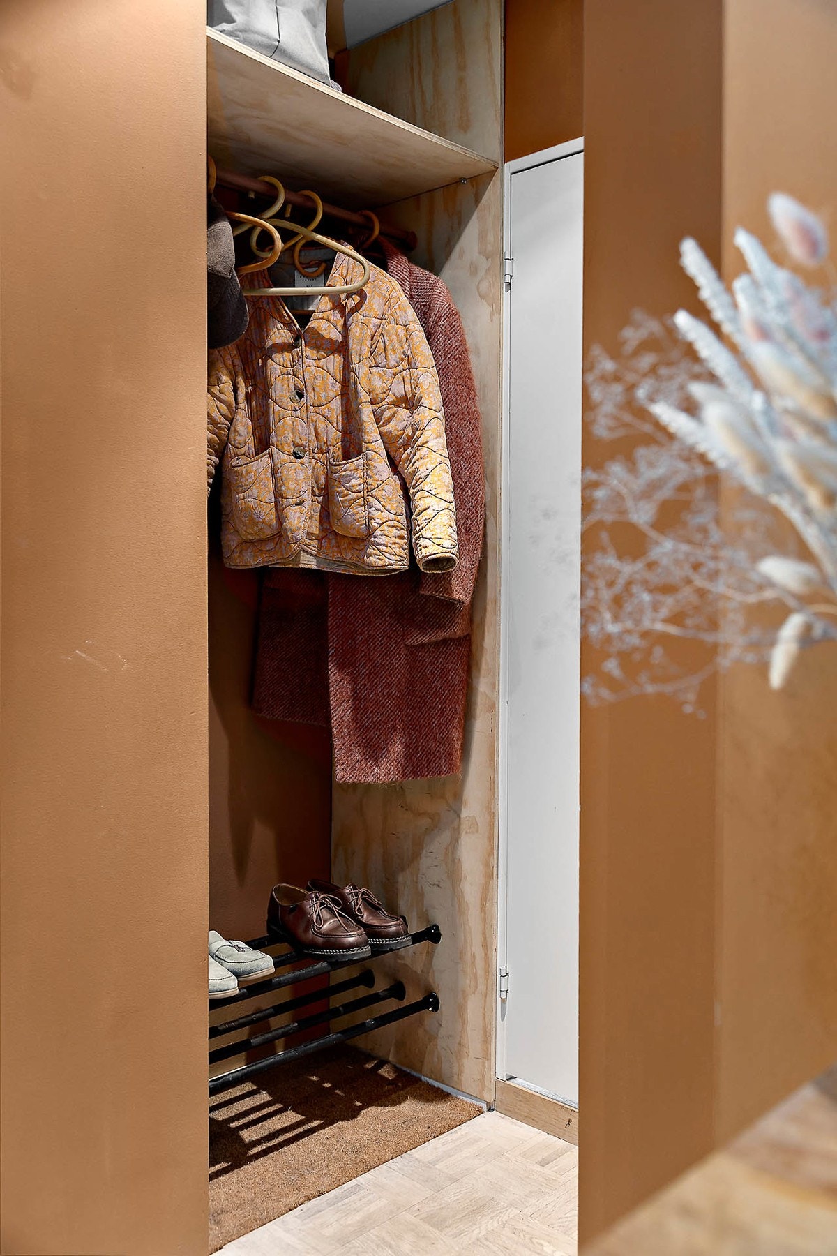 Praktisk plassbygget skap i entré. Galleribilde