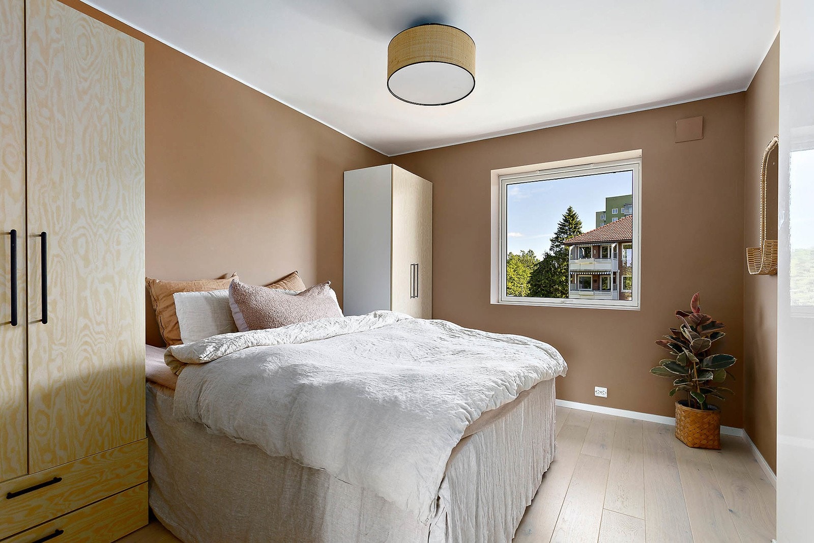 Romslig soverom med meget god plass til dobbelseng Galleribilde