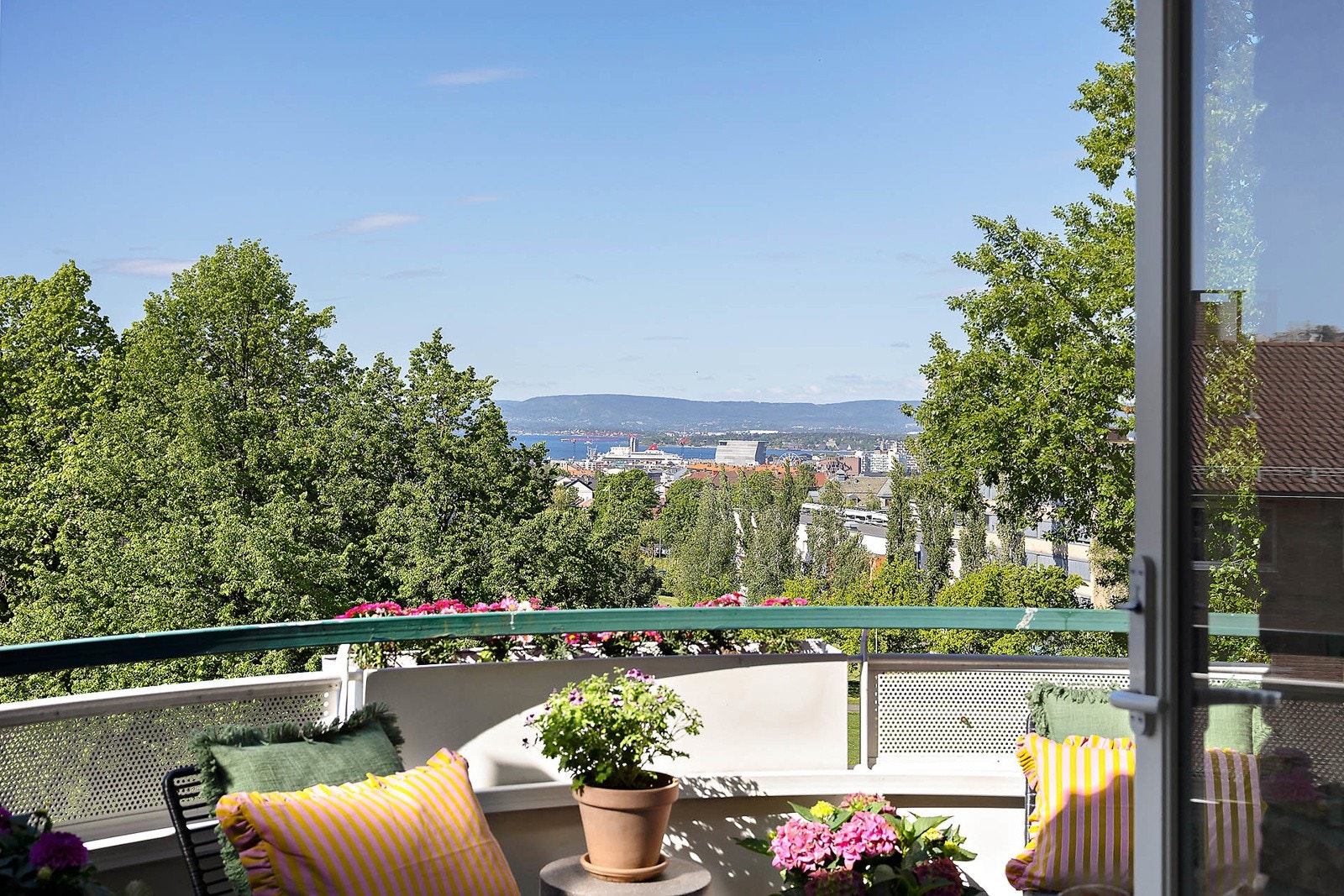 Flott utsikt mot fjorden Galleribilde